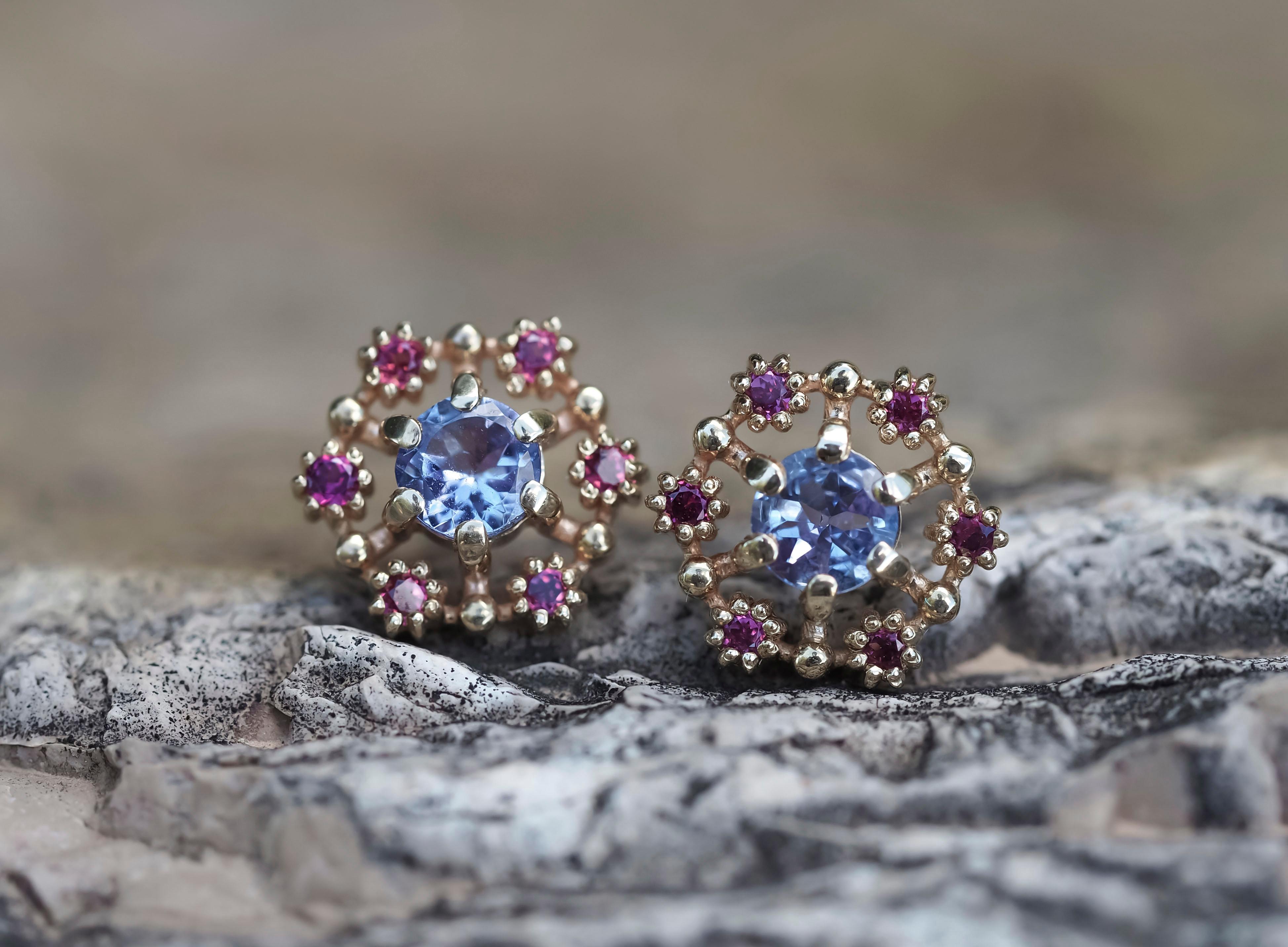 Boucles d'oreilles Tanzanite, rubis 14k, clous d'oreilles en vente 1