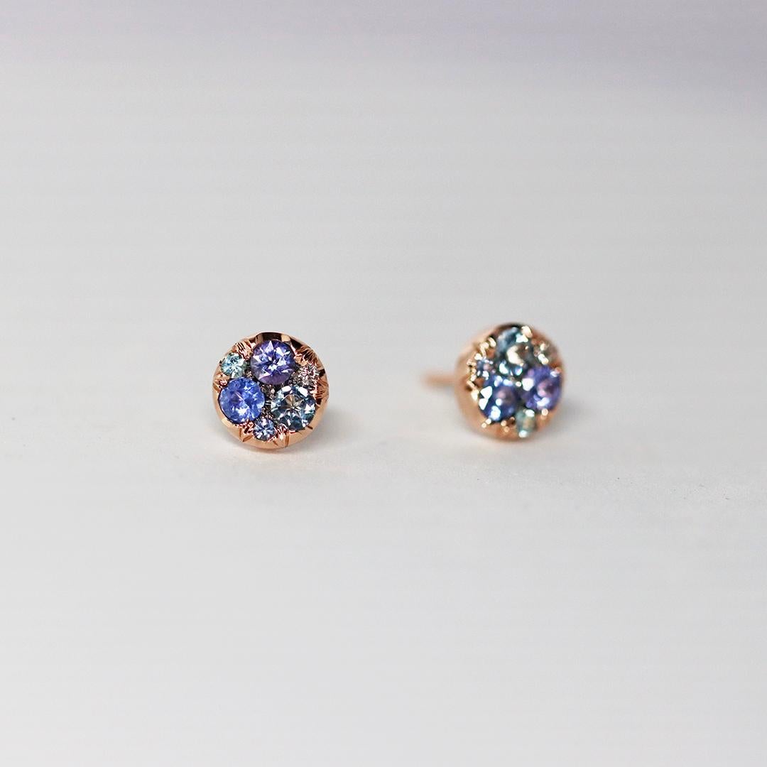 Hechos a mano en Bélgica por la artista joyera Joke Quick, estos pendientes de oro rosa de 18 quilates presentan fascinantes tanzanitas, zafiros púrpuras, aguamarinas, turmalinas Paraiba, zafiros azules sin calentar y diamantes, meticulosamente