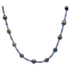 Halskette aus Sterlingsilber mit Tansanit, Saphir-Perlen und schwarzen Tahiti-Barockperlen