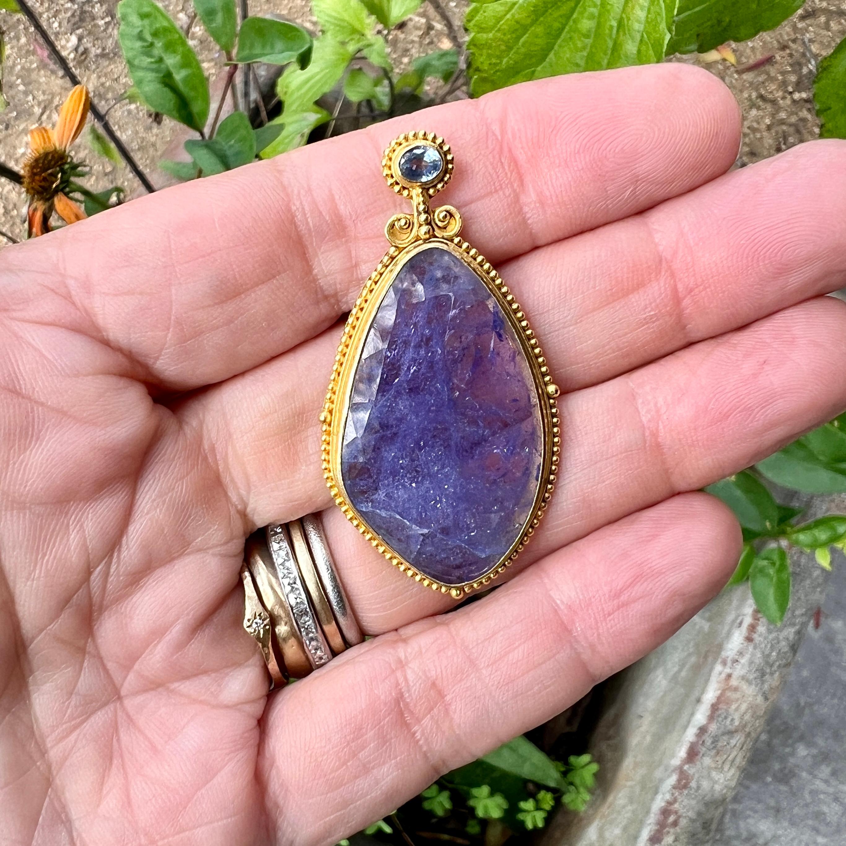 Taglio a rosa Ciondolo a goccia in oro con tanzanite e zaffiro in vendita