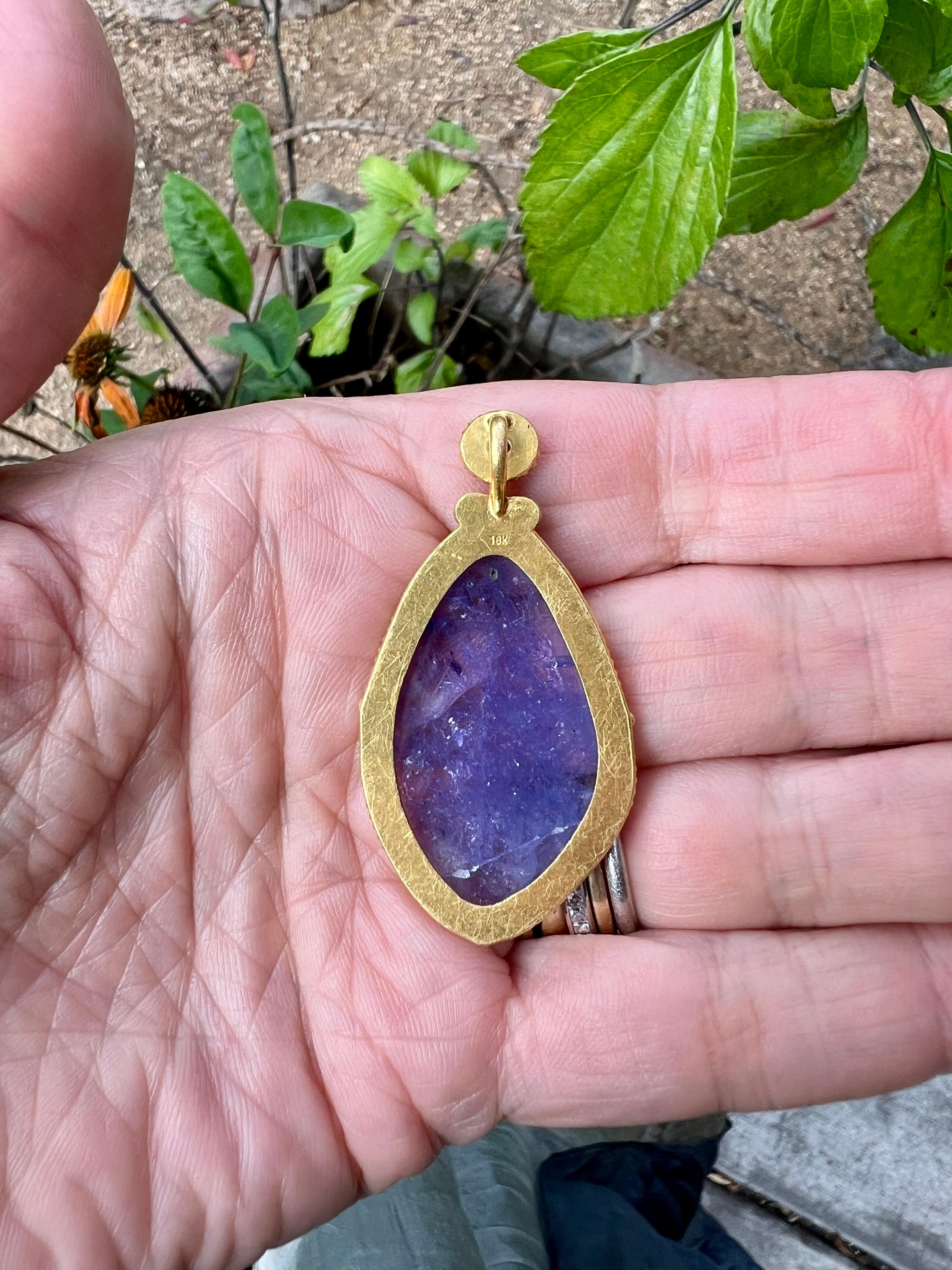 Ciondolo a goccia in oro con tanzanite e zaffiro In condizioni ottime in vendita a Berkeley, CA