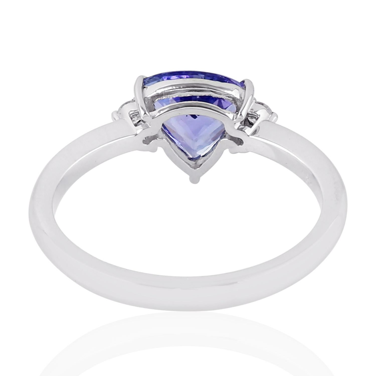 Tansanit Solitär-Ring mit Diamanten aus 18 Karat Weißgold (Kunsthandwerker*in) im Angebot