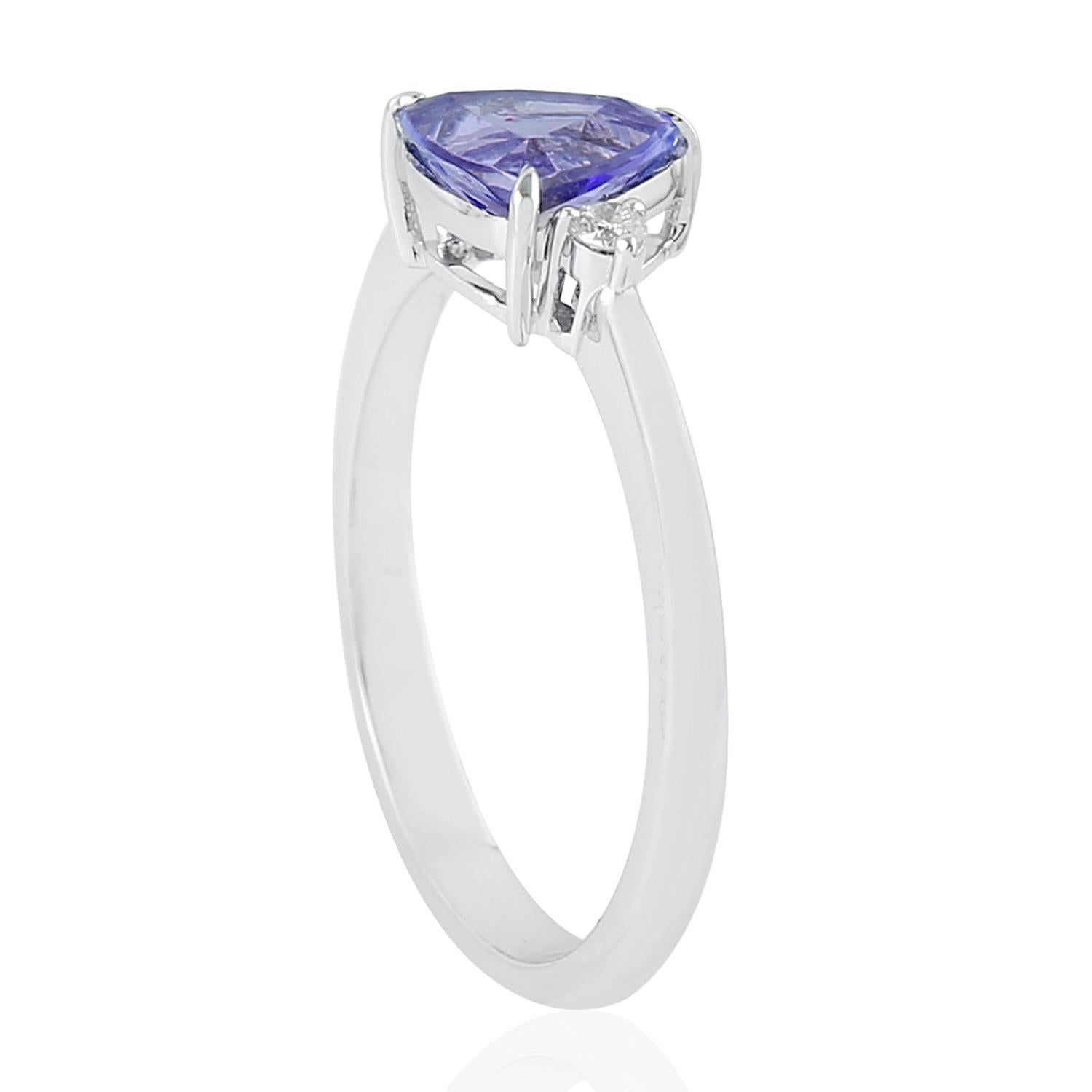 Tansanit Solitär-Ring mit Diamanten aus 18 Karat Weißgold (Gemischter Schliff) im Angebot