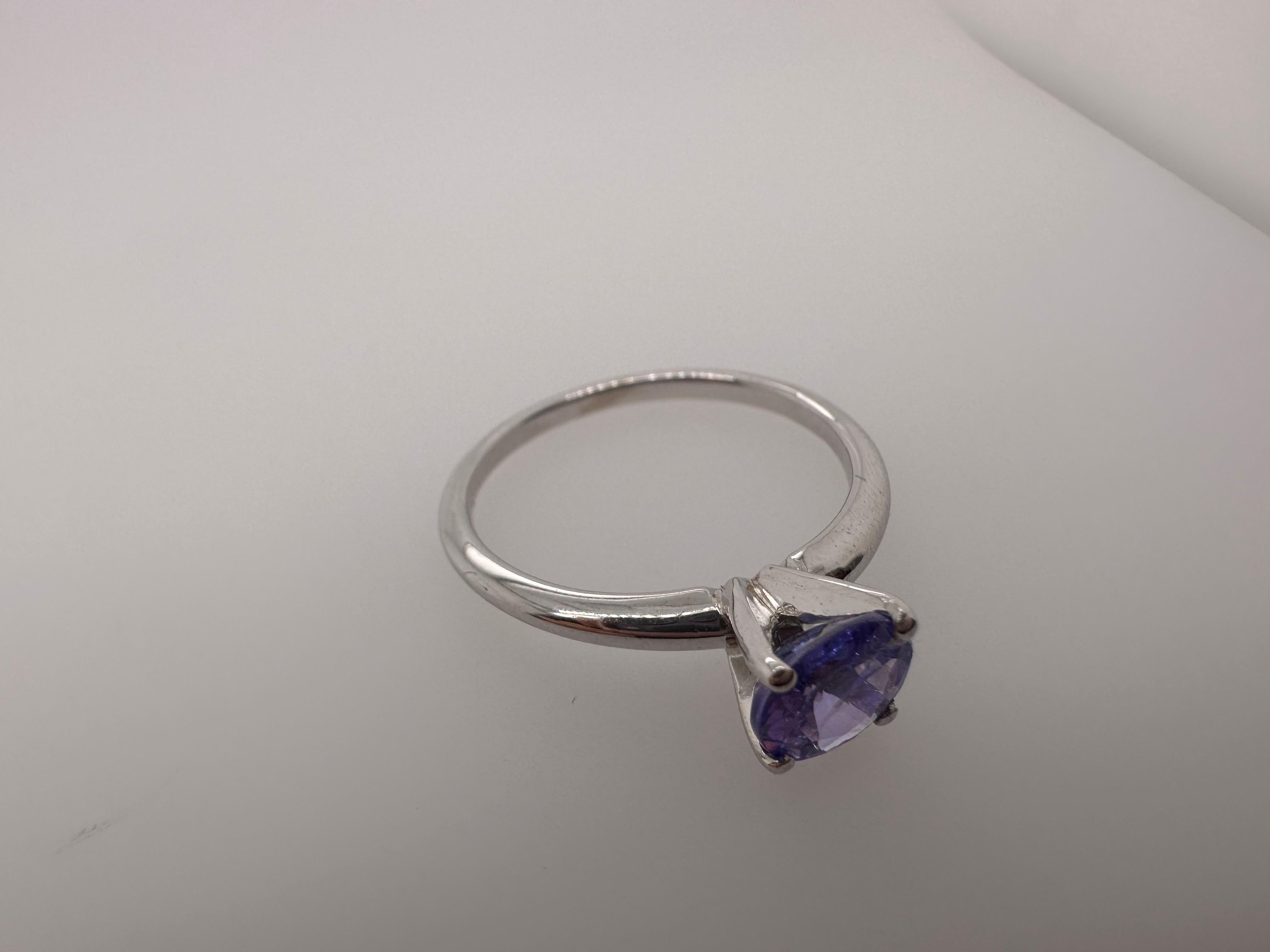 Tanzanite Soltiaire ring 14KT gold  In New Condition For Sale In Boca Raton, FL
