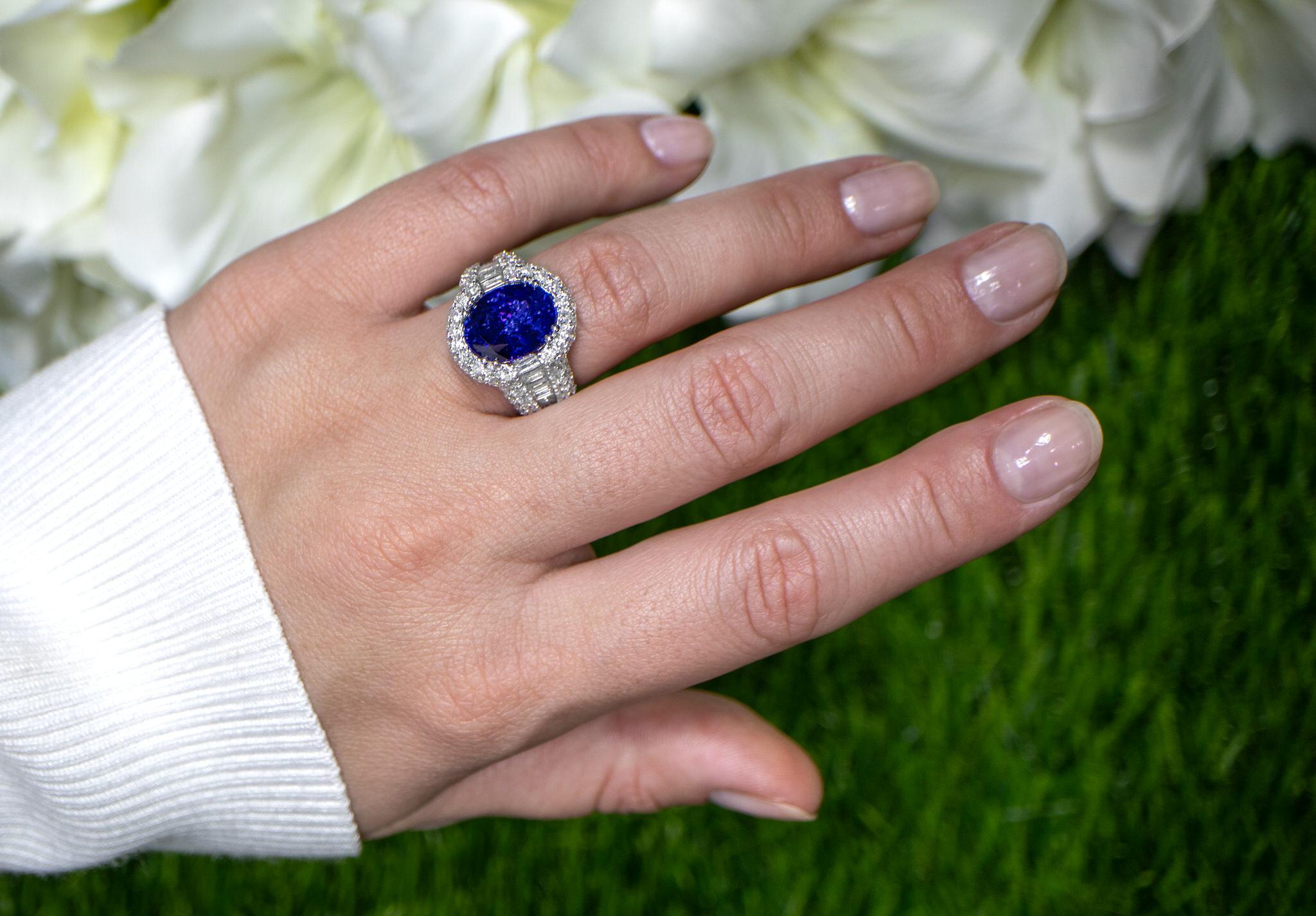 Contemporary Tanzanite Statement Ring Diamond Setting 7.49 Carats 18K Gold For Sale