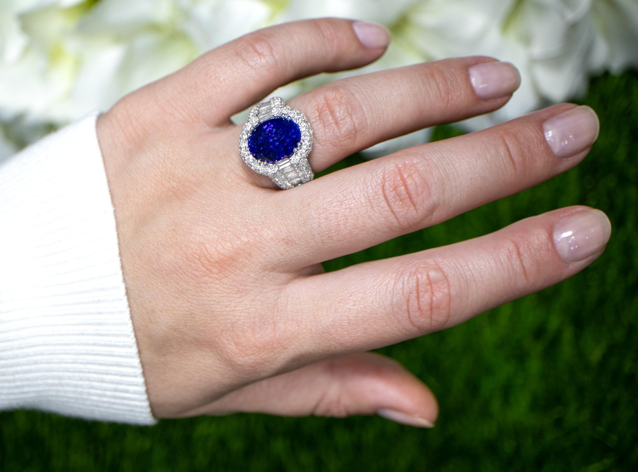 Tanzanite Statement Ring Diamond Setting 7.49 Carats 18K Gold In Excellent Condition For Sale In Laguna Niguel, CA