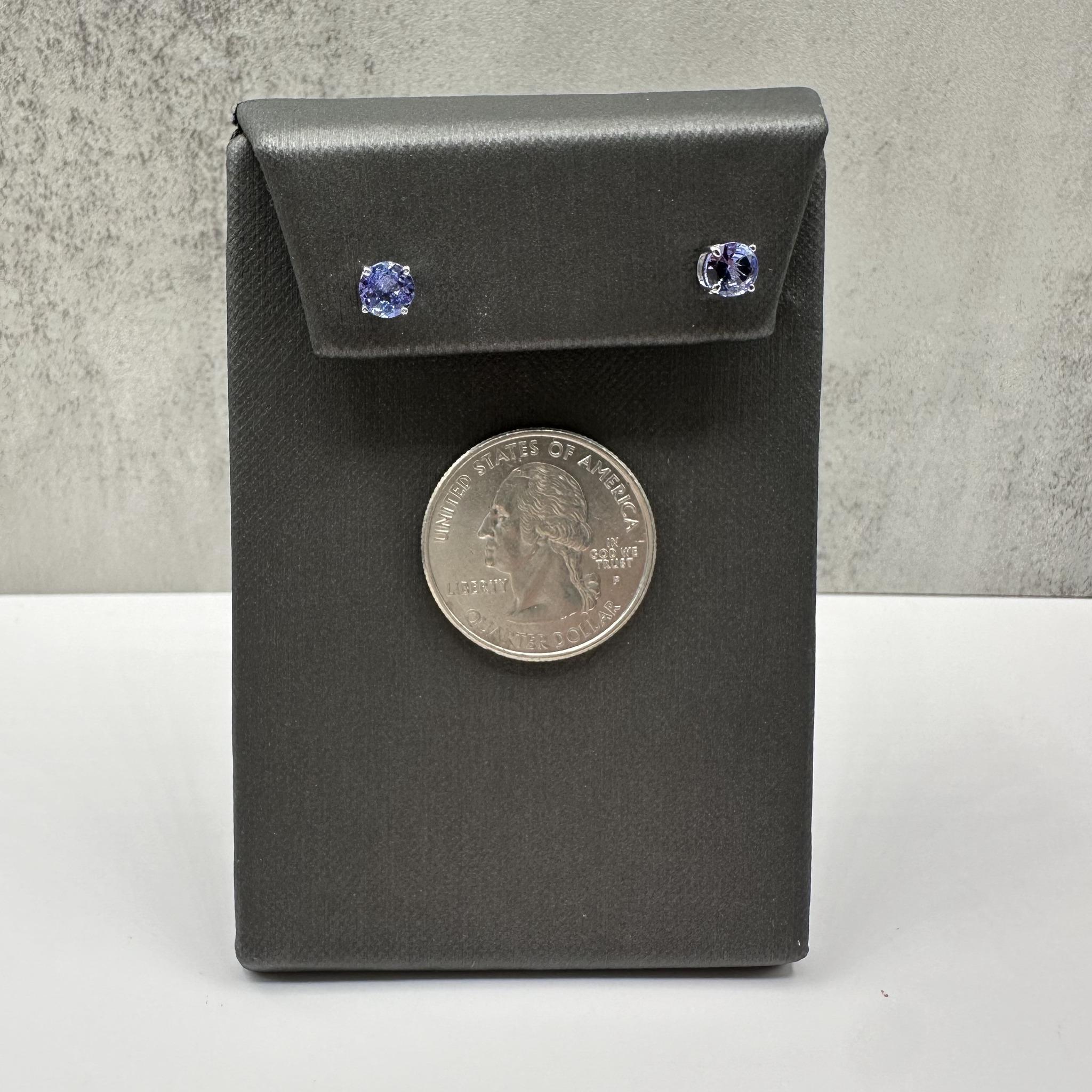 Tansanit-Ohrstecker in 10kt Weißgold - 4,9-5mm, 0,8g, Push Backs, Neu im Zustand „Neu“ im Angebot in West Hempstead, NY