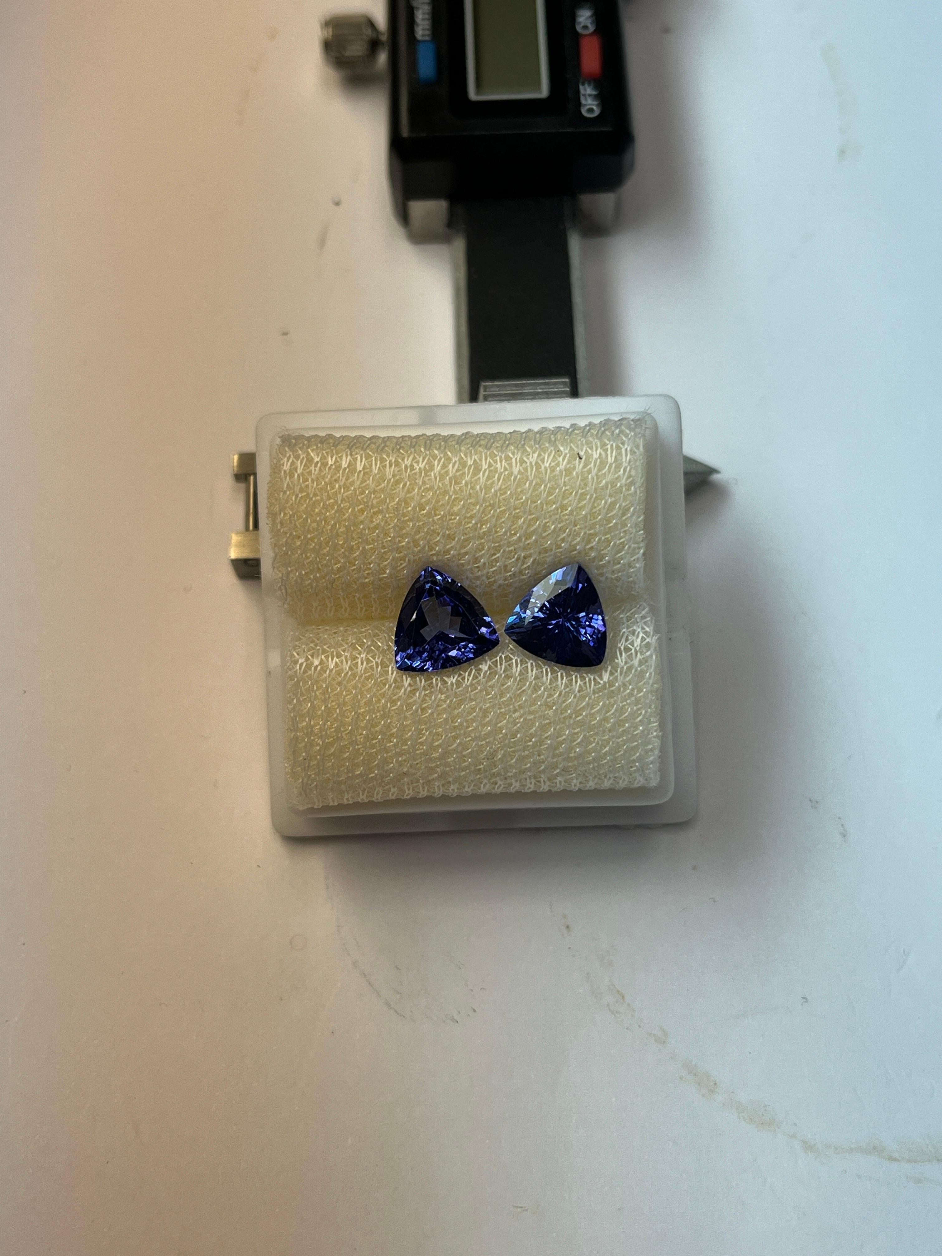 Tansanit-Ohrstecker aus 14k Gelbgold (Trillionschliff) im Angebot