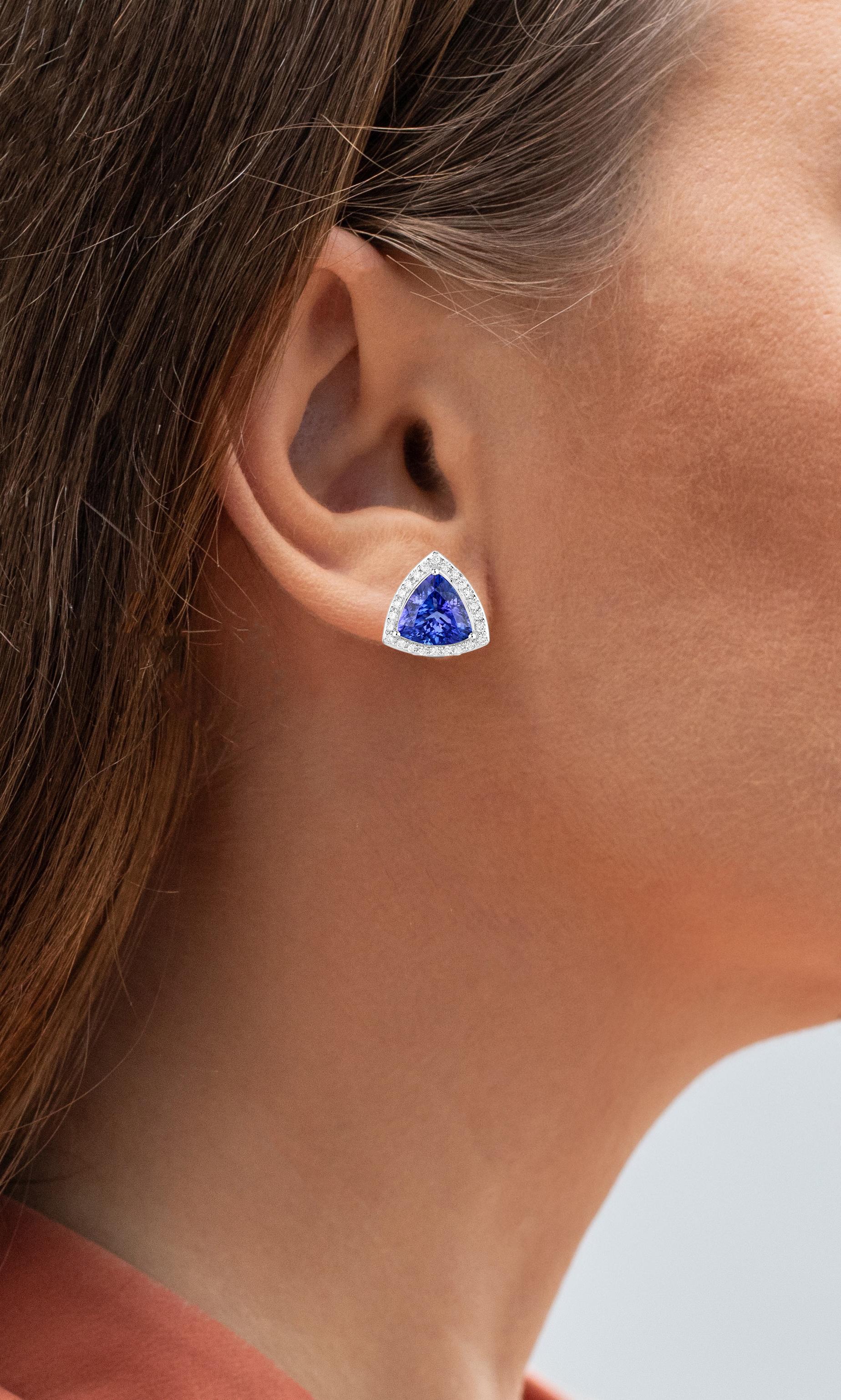 Viene fornito con la valutazione gemmologica GG/AJP.
Tutte le pietre sono naturali
2 trilioni di tanzaniti  = 4,22 Carati
48 diamanti rotondi = 0,38 carati
Metallo: Oro bianco 14 carati
Dimensioni: 12 x 12 mm