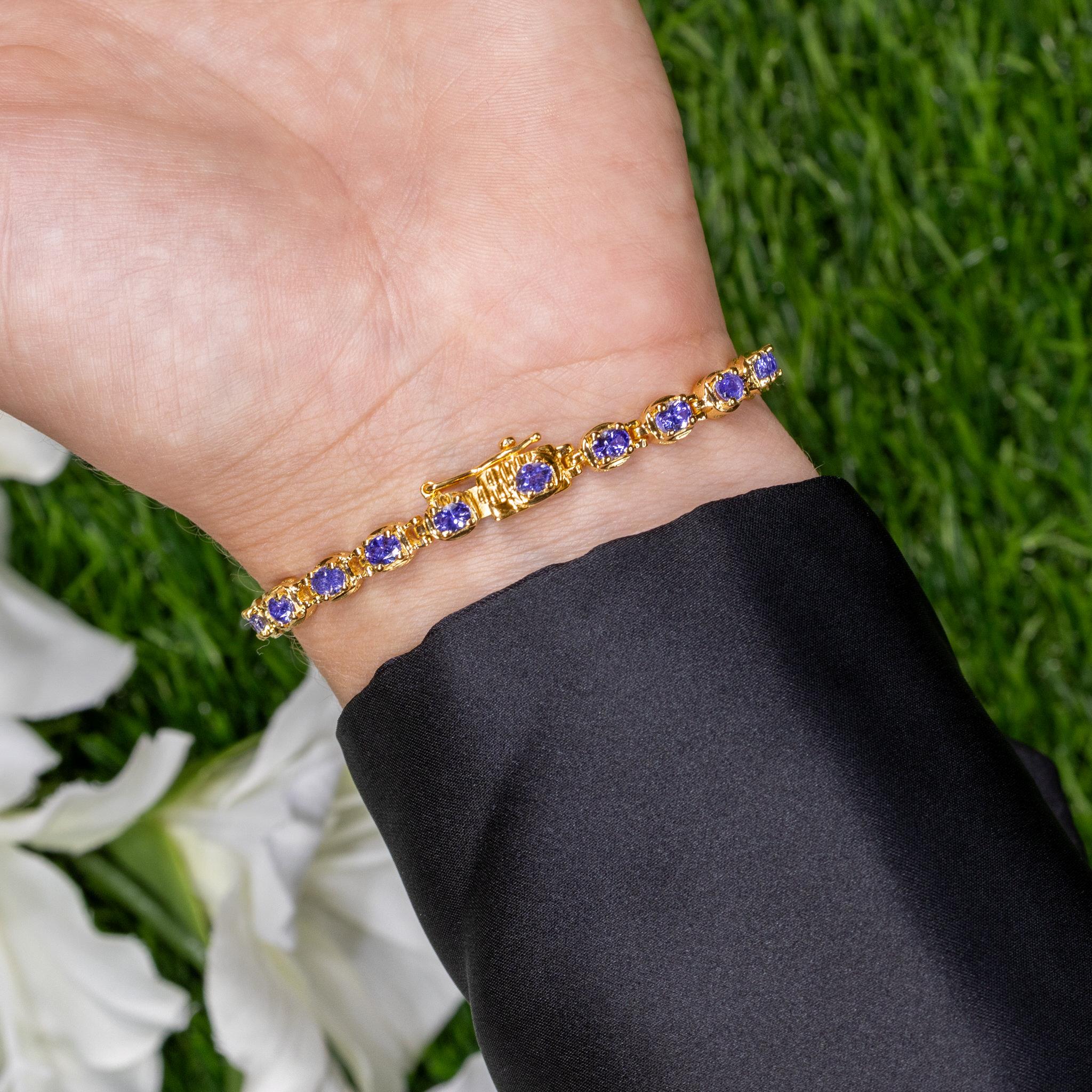 Viene con la Tasación Gemológica por GIA GG/AJP
Todas las piedras preciosas son naturales
27 Tanzanitas = 4,55 Quilates
Metal: Plata de ley chapada en oro amarillo de 14 quilates
Longitud: 7,25 pulgadas
Se puede acortar a petición