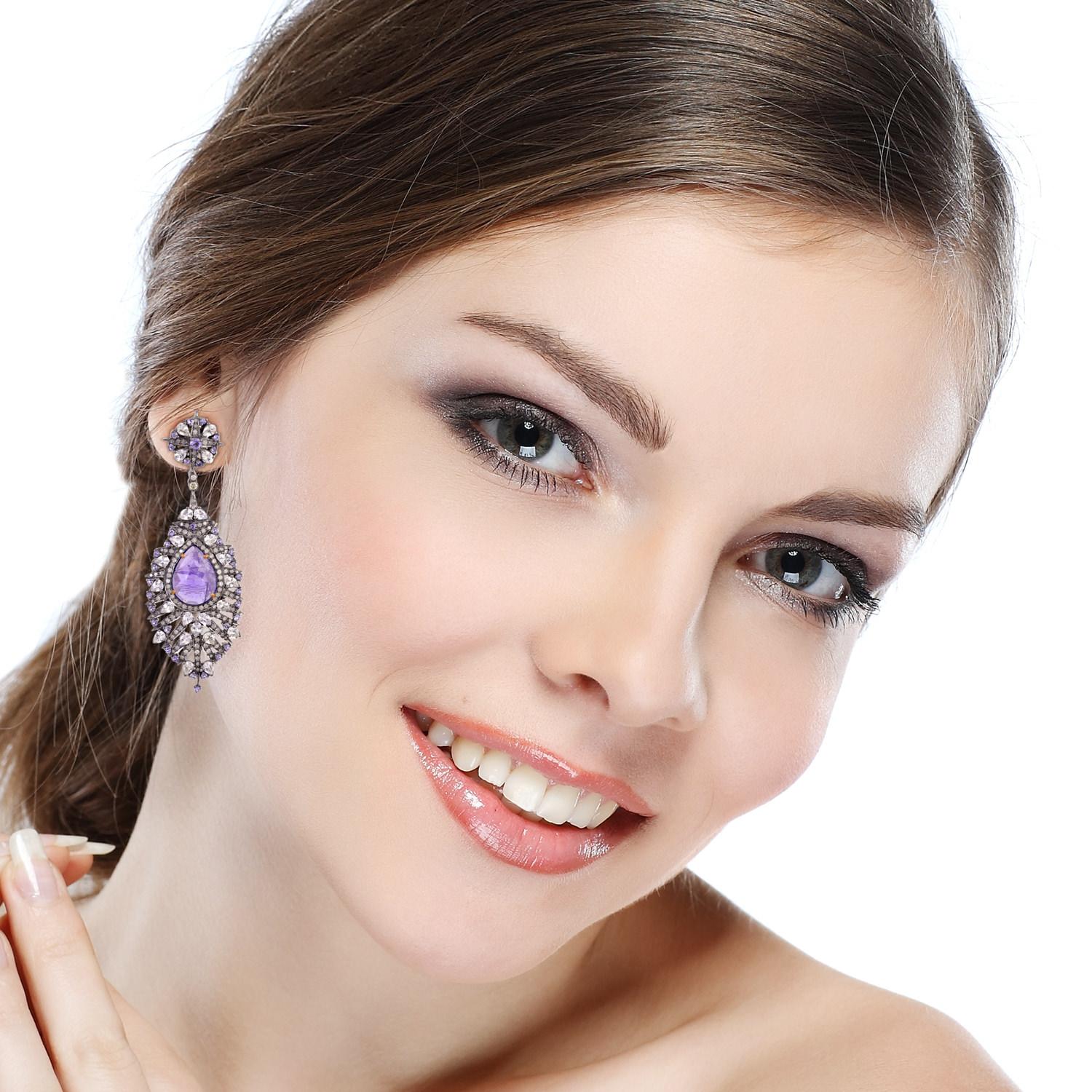 Pretty in Tanzanite White Sapphire & Diamond Dangle Earring es una de las magníficas piezas que puedes tener en tu colección de joyas.

Cierre: Poste de empuje

18kt: 1.94gms
Diamante: 2,31cts
Slv: 18,7gms
Zafiro blanco 7,73cts
TANZANITA: 15,76cts