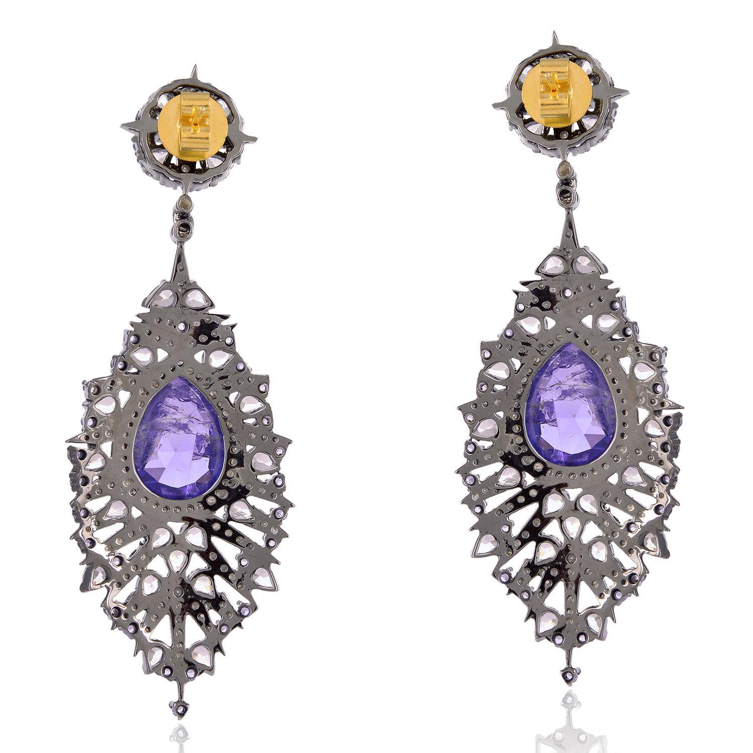Pendiente Colgante de Tanzanita y Zafiro Blanco con Diamantes en Oro de 18k en Nuevo estado para la venta en New York, NY