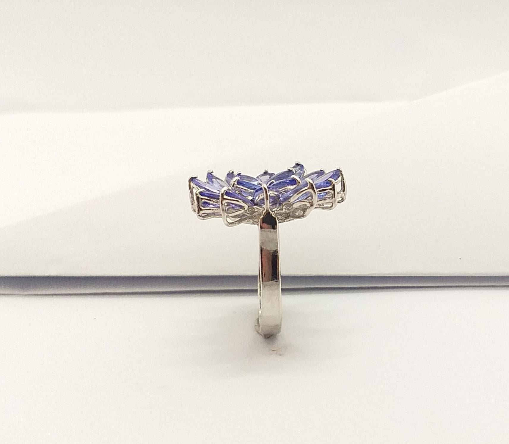 Bague en tanzanite et zirconia cubique sertie dans des montures en argent en vente 4