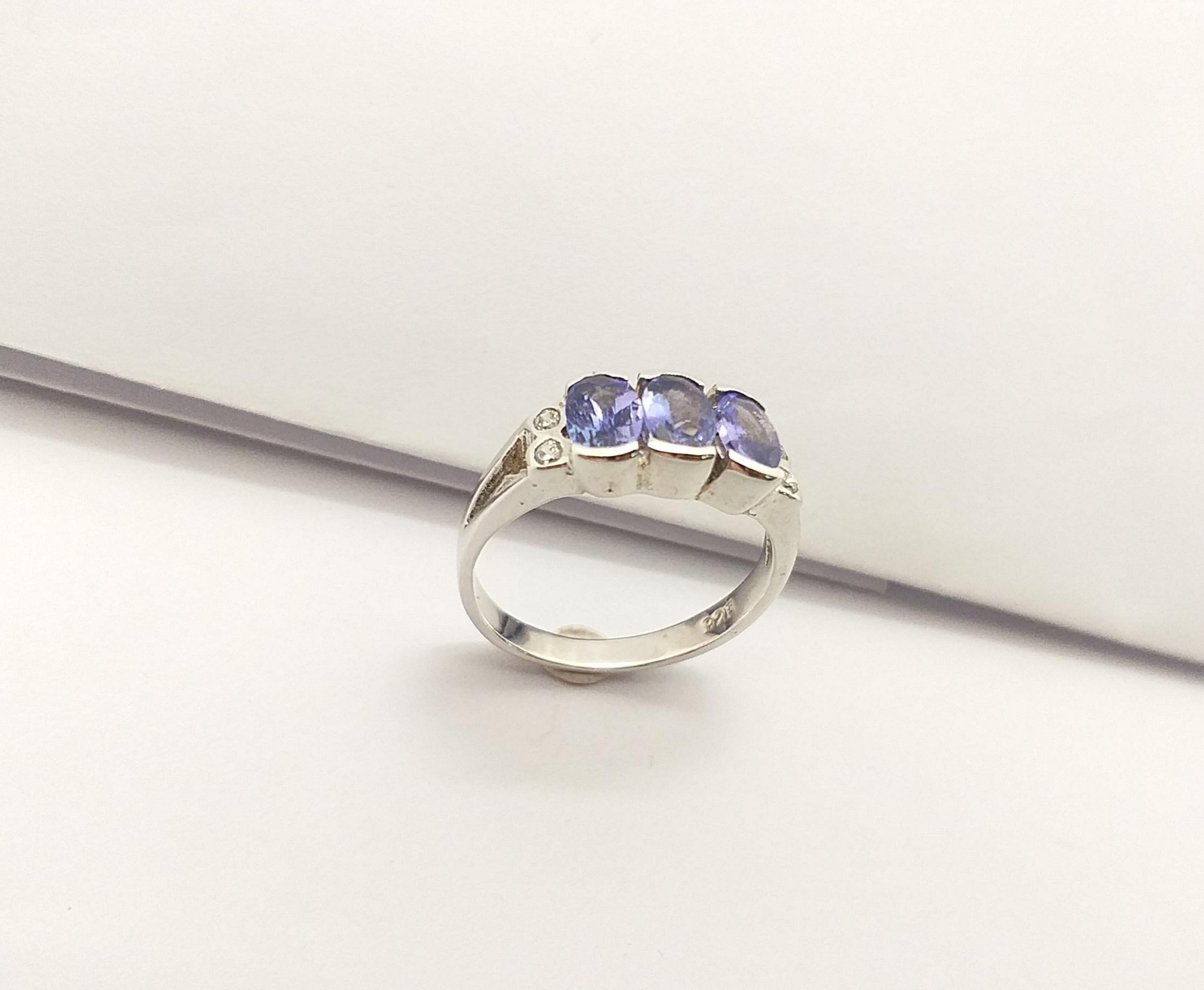 Bague en tanzanite et zirconia cubique sertie dans des montures en argent en vente 4