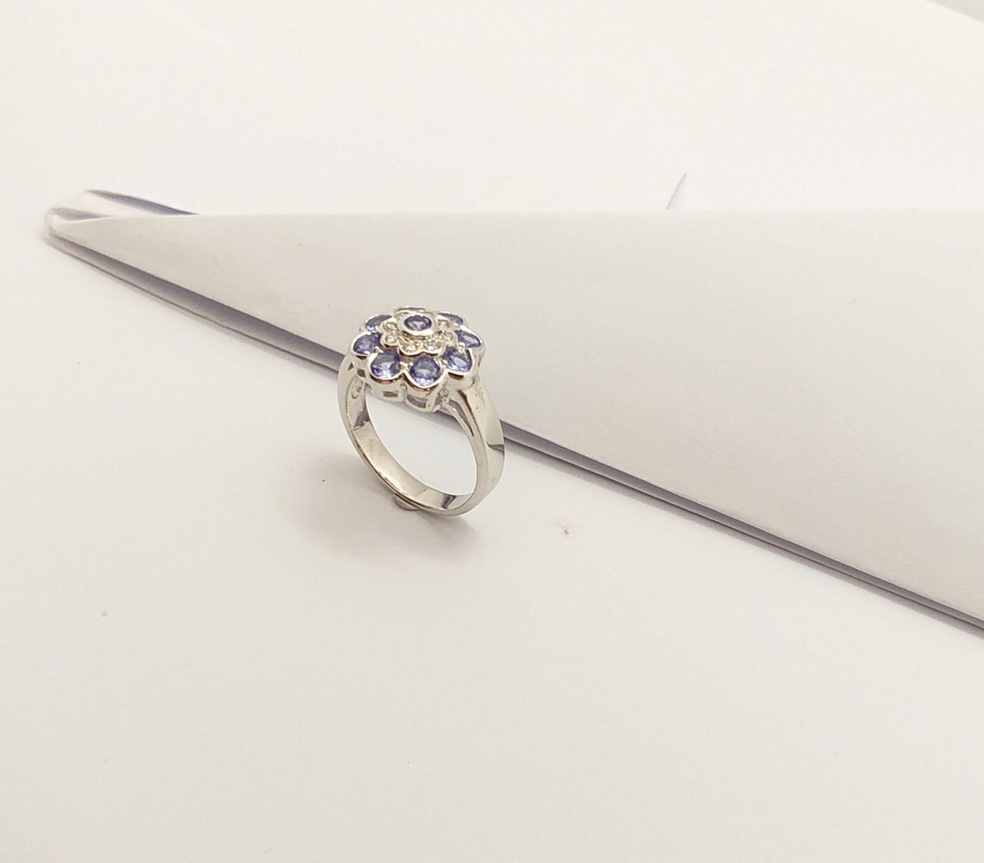 Anello con tanzanite e zirconia cubica con montatura d'argento in vendita 4
