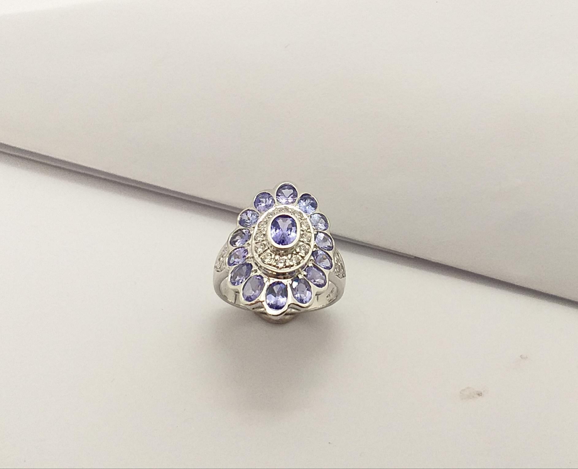 Bague en tanzanite et zirconia cubique sertie dans des montures en argent en vente 4