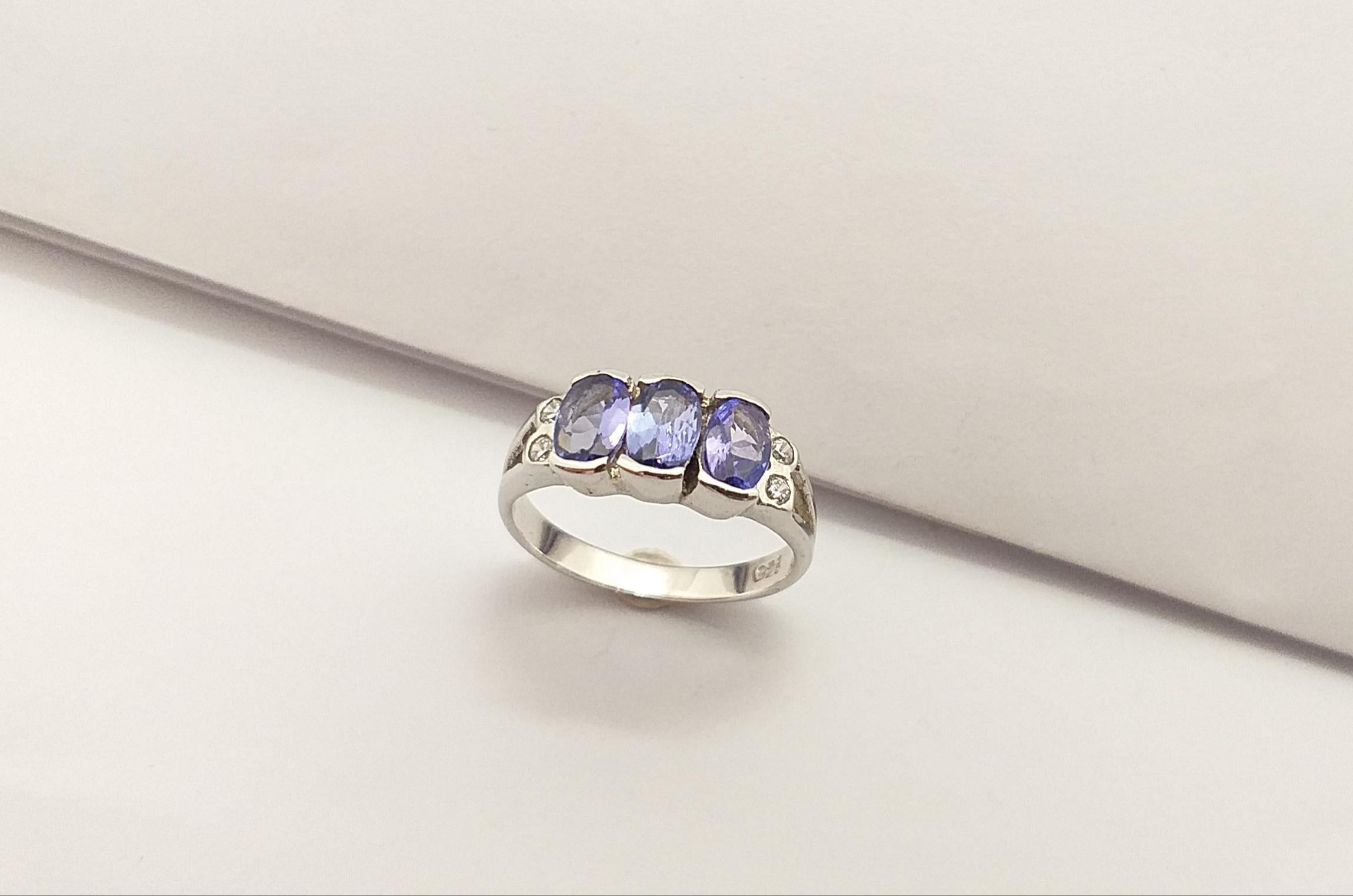 Bague en tanzanite et zirconia cubique sertie dans des montures en argent en vente 5