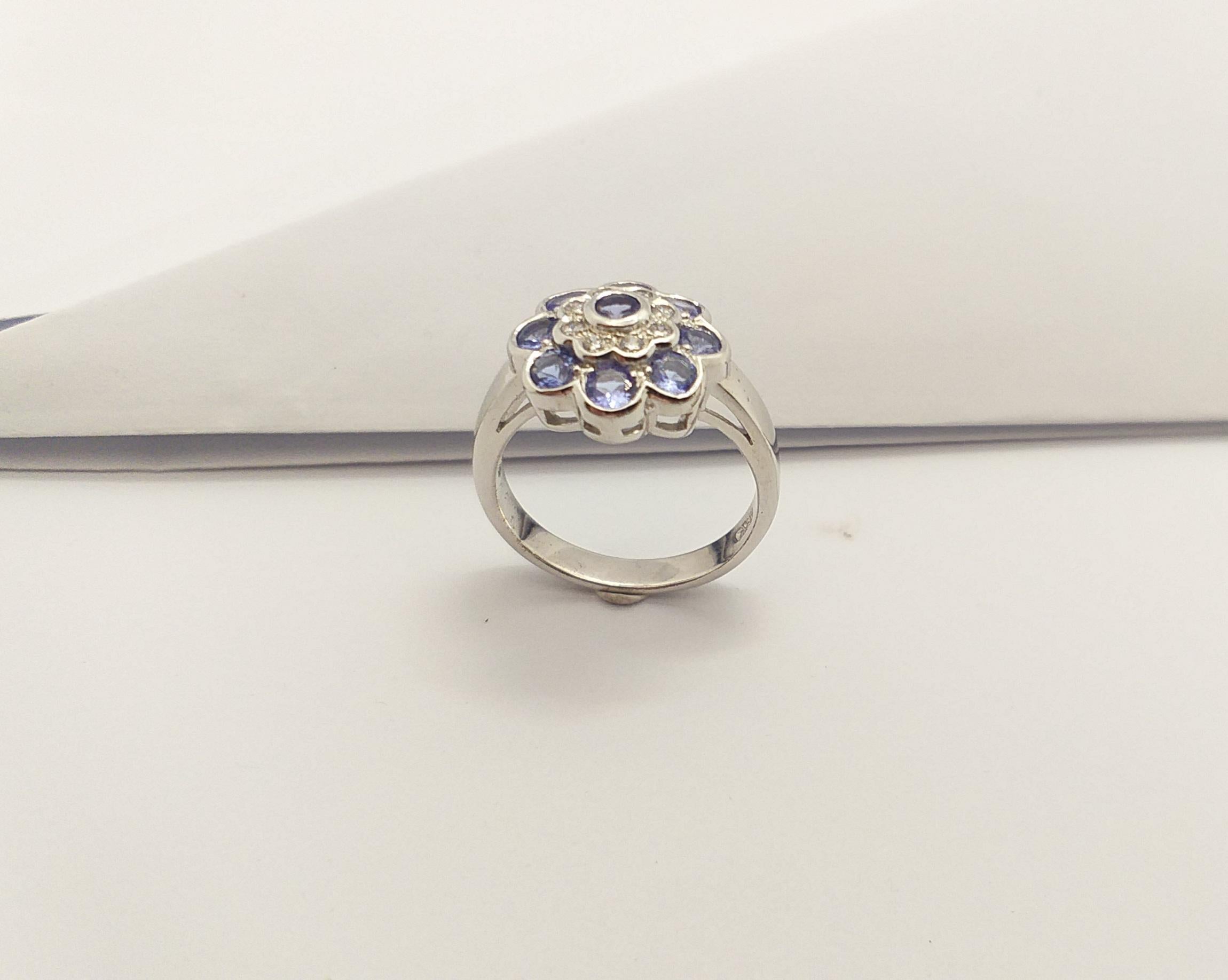 Anello con tanzanite e zirconia cubica con montatura d'argento in vendita 5