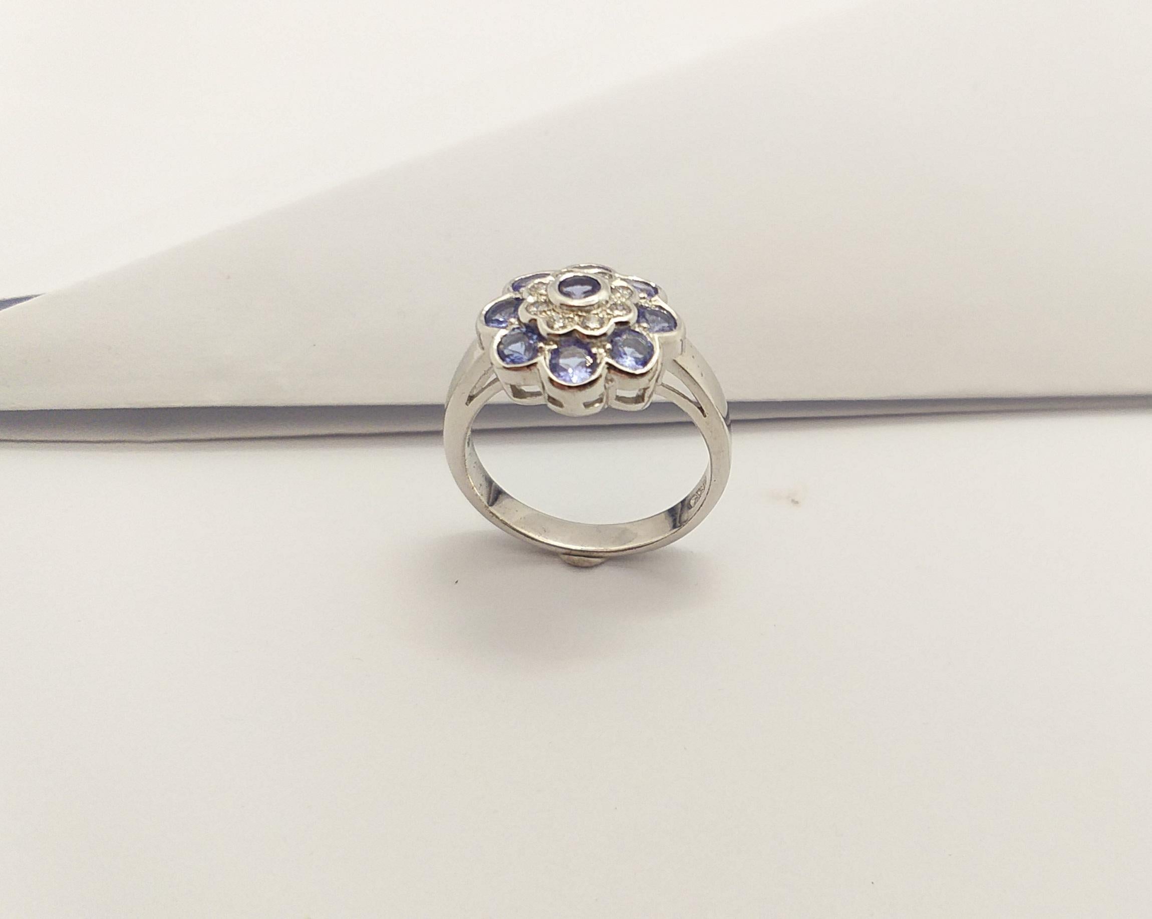 Bague en tanzanite et zirconia cubique sertie dans des montures en argent en vente 5