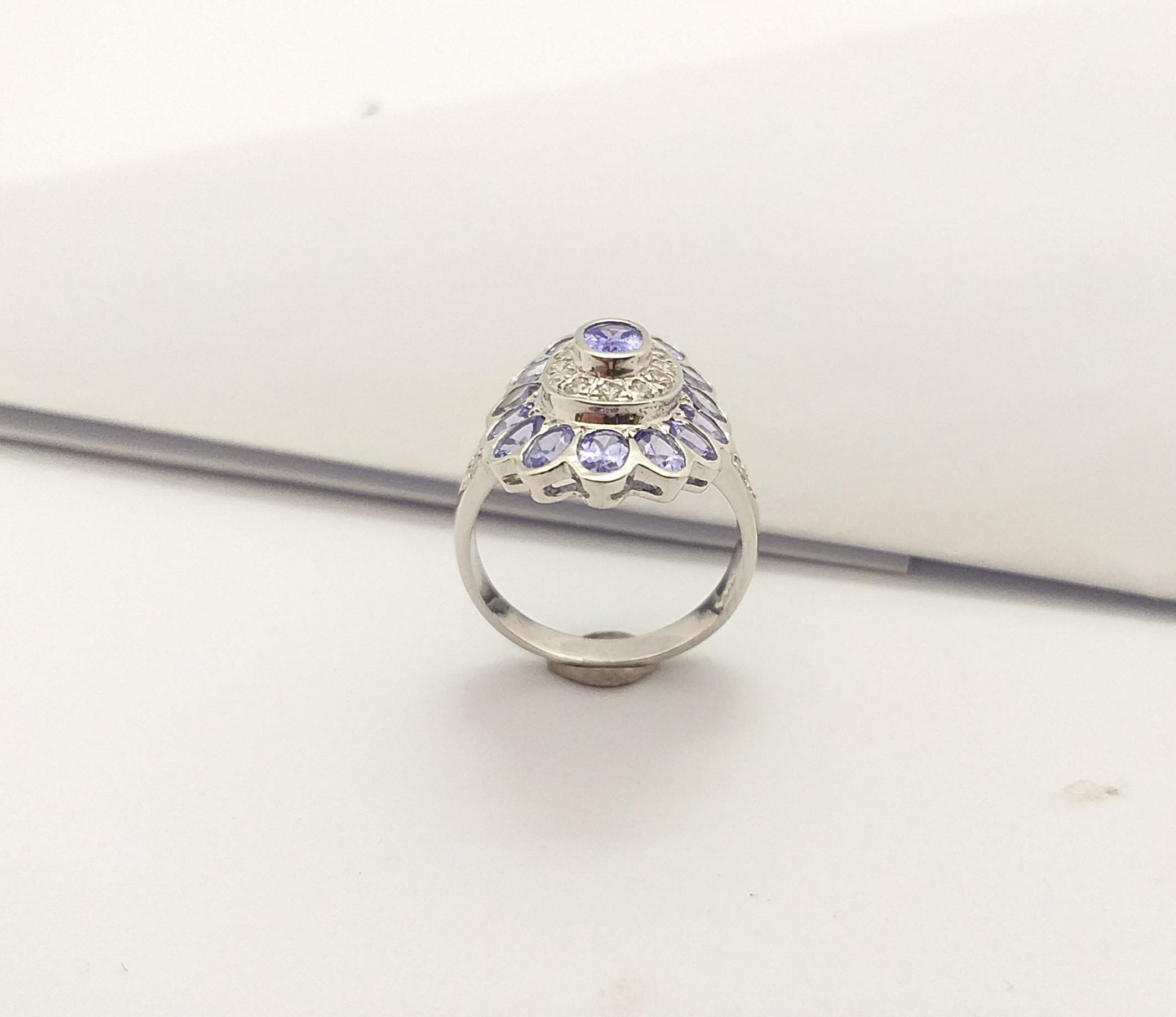 Bague en tanzanite et zirconia cubique sertie dans des montures en argent en vente 5