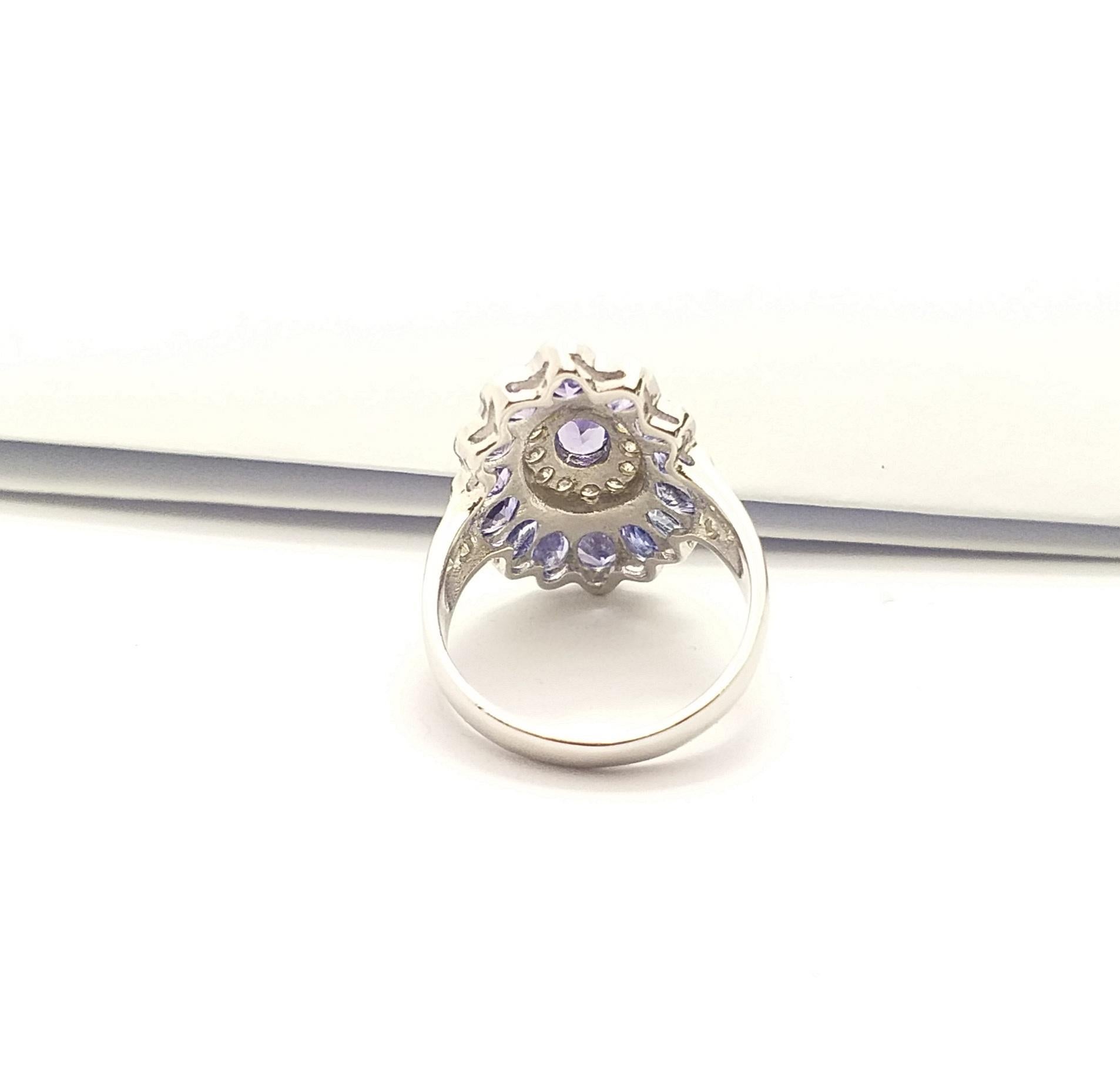 Bague en tanzanite et zirconia cubique sertie dans des montures en argent en vente 6