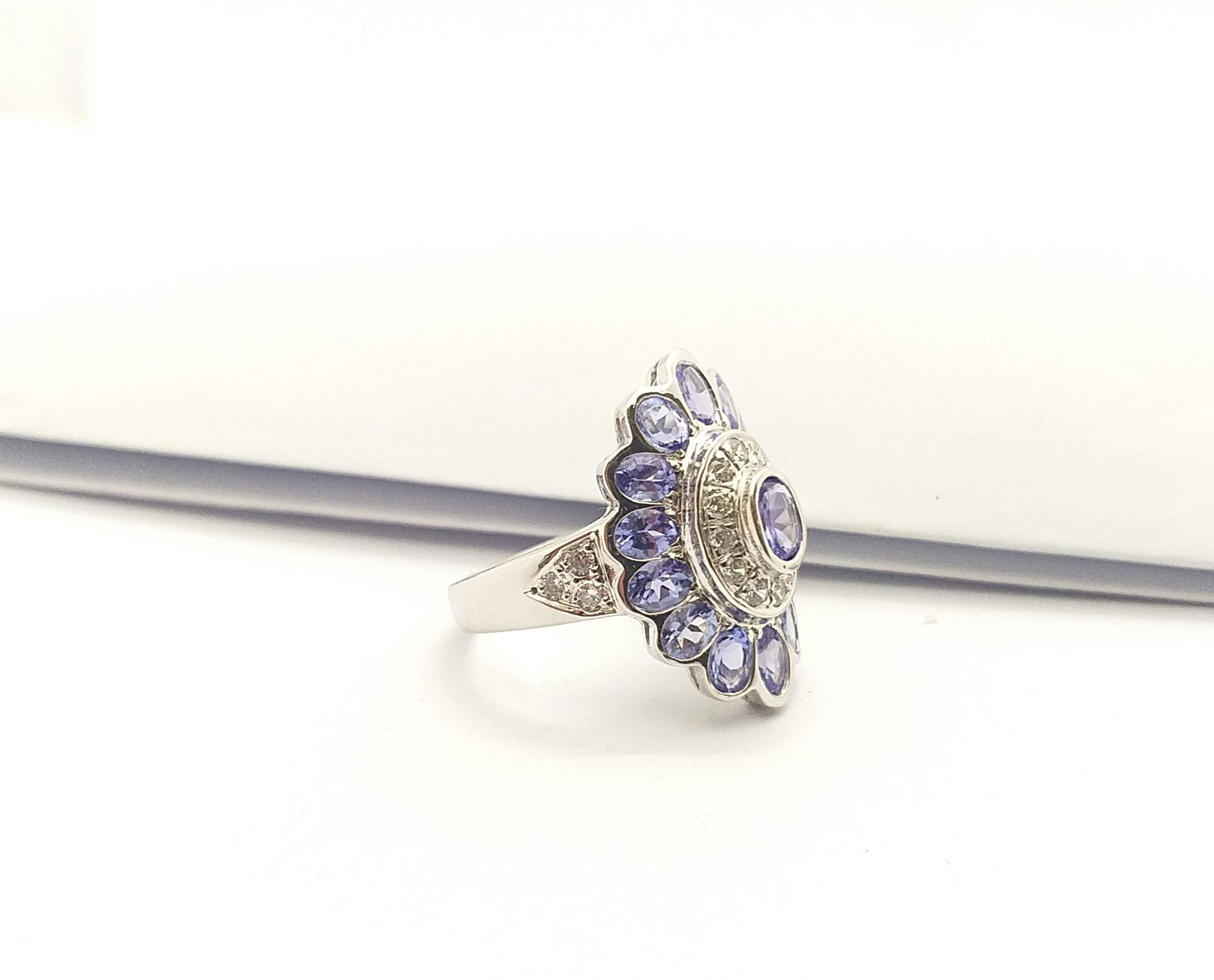 Bague en tanzanite et zirconia cubique sertie dans des montures en argent en vente 7