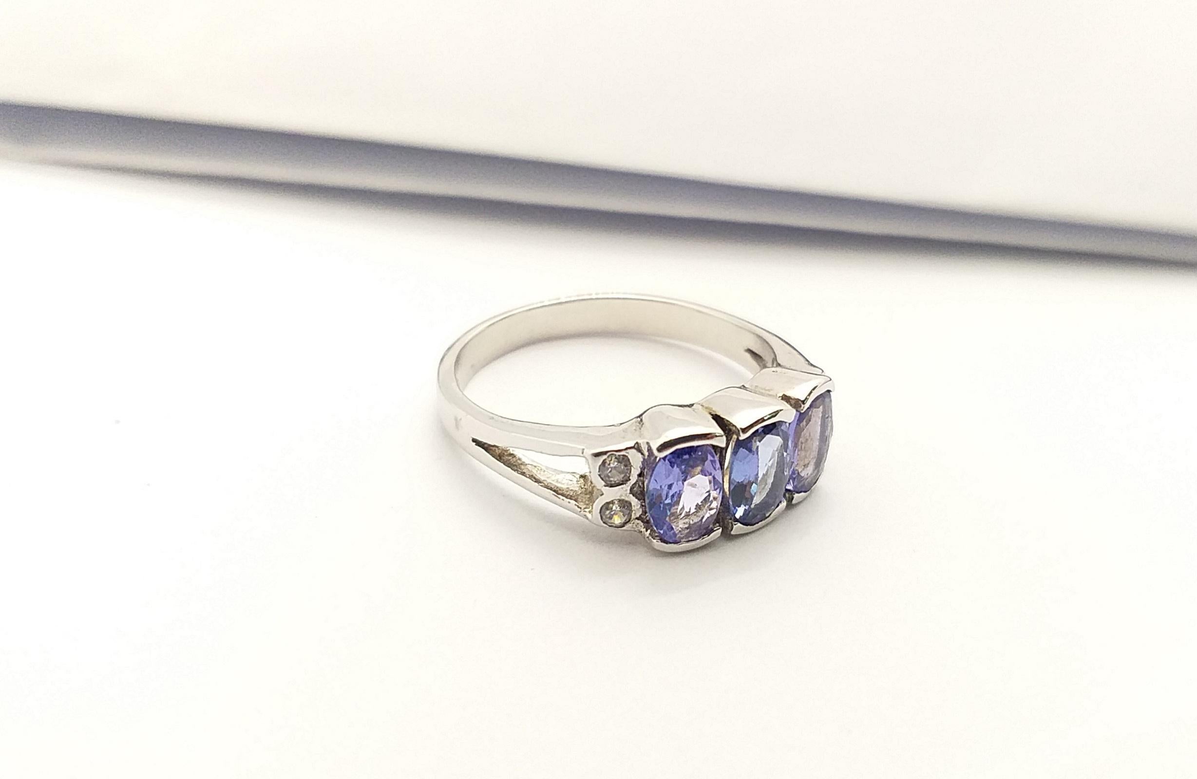 Bague en tanzanite et zirconia cubique sertie dans des montures en argent en vente 8