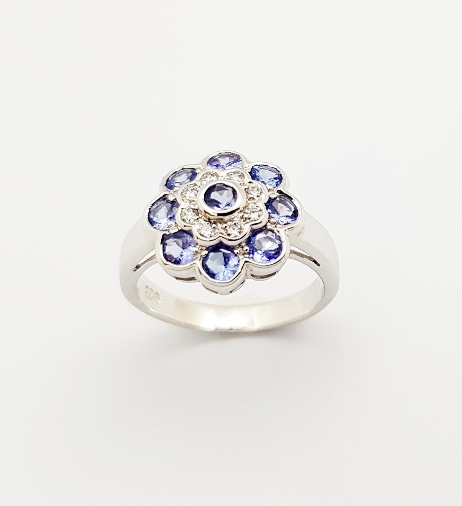 Bague en tanzanite et zirconia cubique sertie dans des montures en argent en vente 9