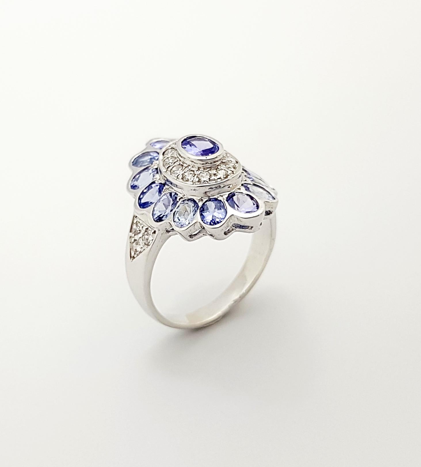 Ring aus Tansanit mit kubischem Zirkon in Silberfassung im Angebot 9