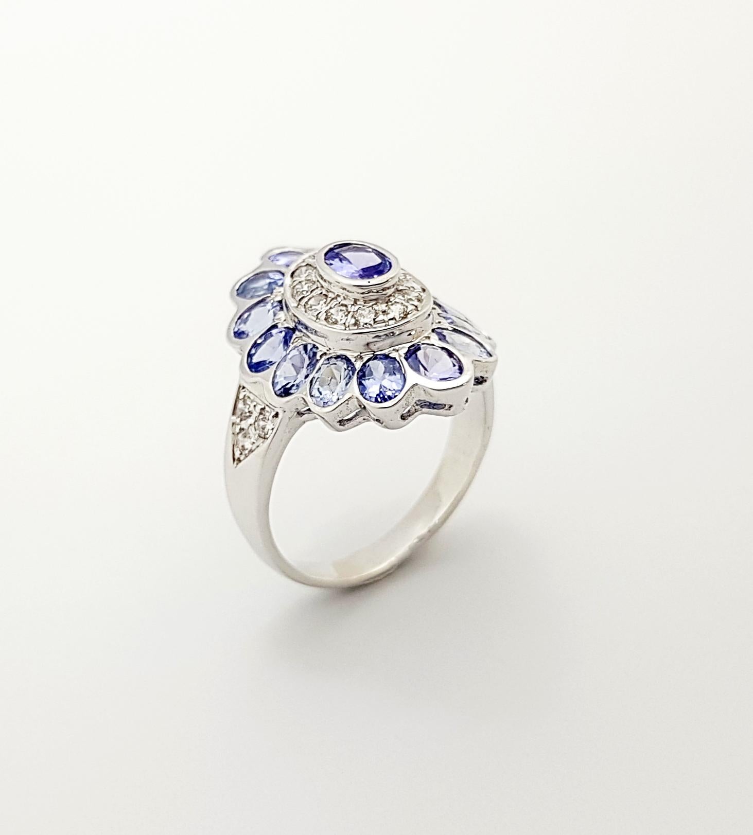 Bague en tanzanite et zirconia cubique sertie dans des montures en argent en vente 9