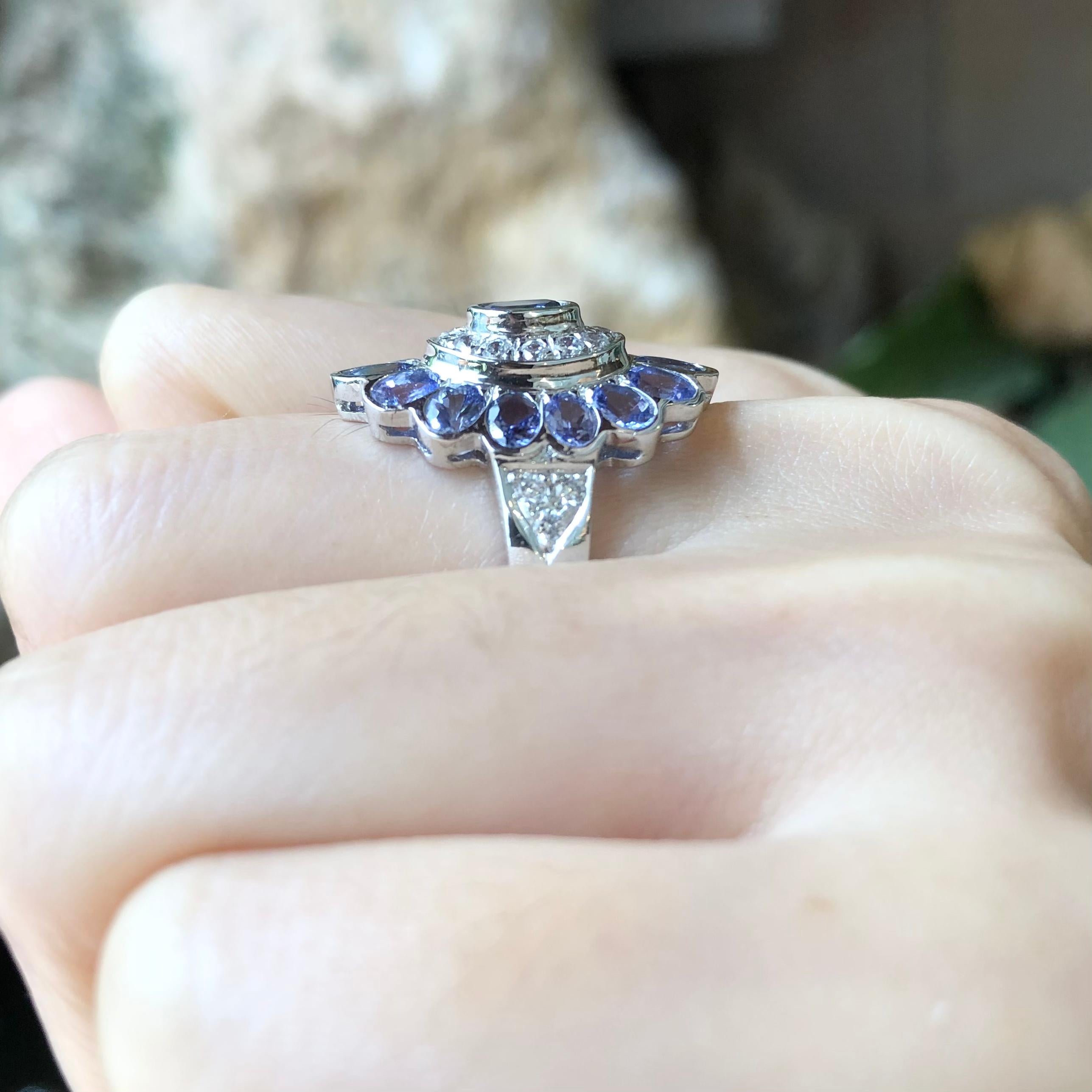 Ring aus Tansanit mit kubischem Zirkon in Silberfassung

Breite:  1,4 cm 
Durchmesser: 2,3 cm
Ringgröße: 55
Gesamtgewicht: 4,43 Gramm

Bitte beachten Sie, dass die Silberfassung mit Rhodium versehen ist, um den Glanz zu fördern und die Oxidation zu