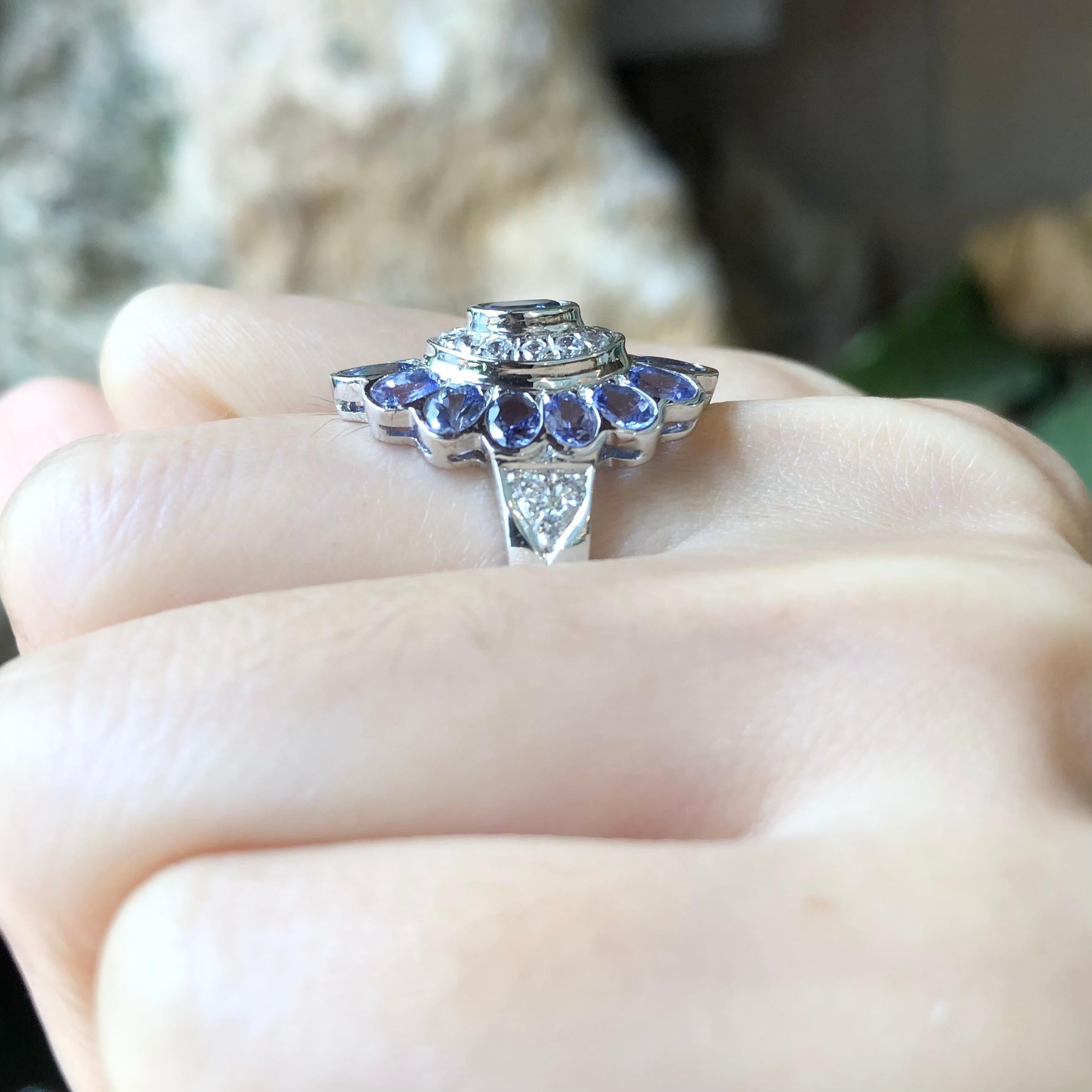 Bague en tanzanite et zirconia cubique sertie dans des montures en argent

Largeur :  1,4 cm 
Longueur : 2,3 cm
Taille de la bague : 55
Poids total : 4,43 grammes

Veuillez noter que la monture en argent est plaquée au rhodium pour promouvoir la