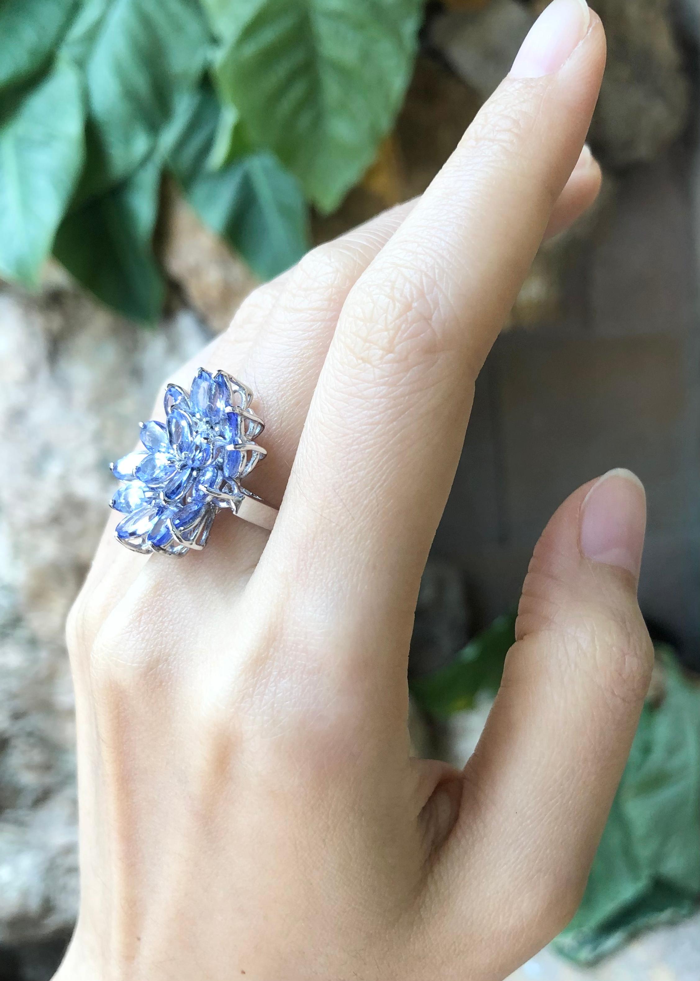 Contemporain Bague en tanzanite et zirconia cubique sertie dans des montures en argent en vente