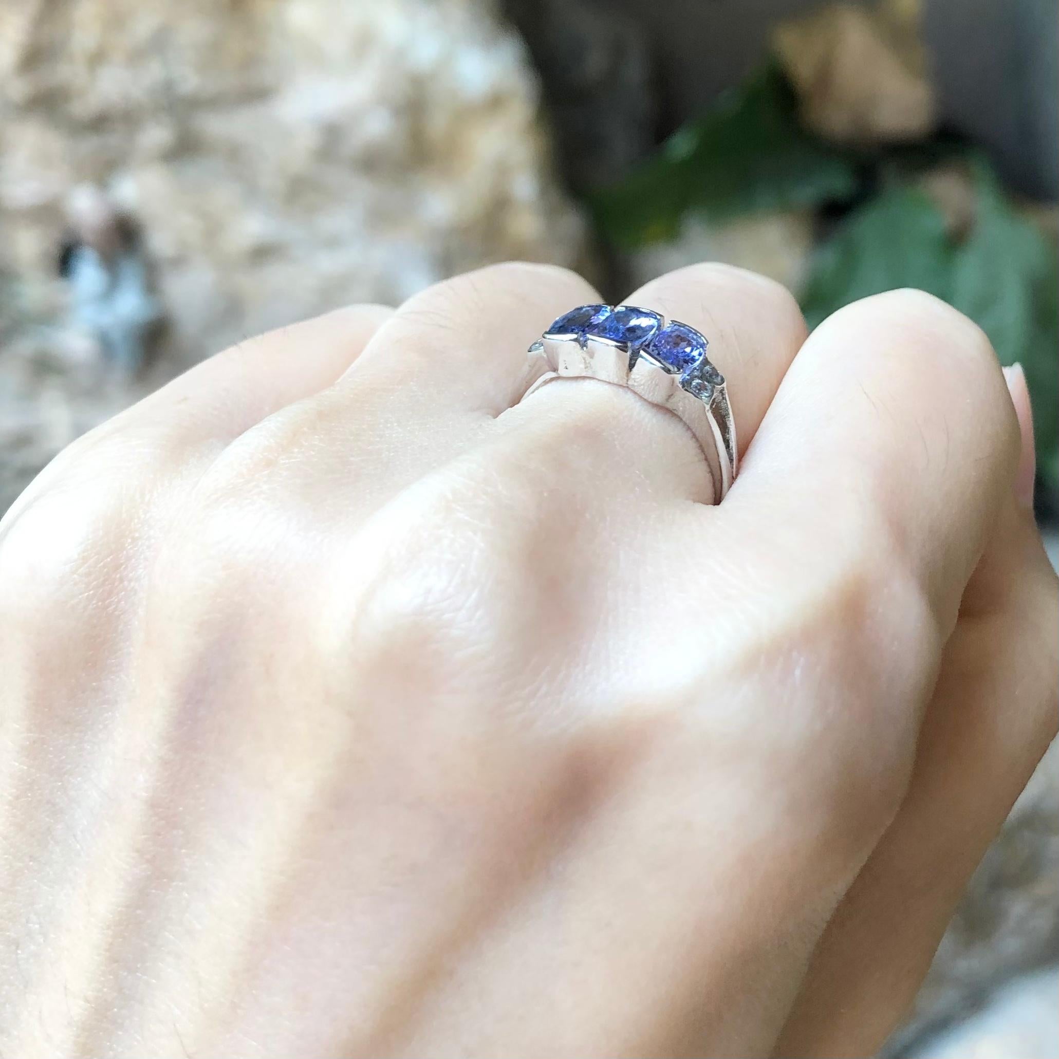 Contemporain Bague en tanzanite et zirconia cubique sertie dans des montures en argent en vente