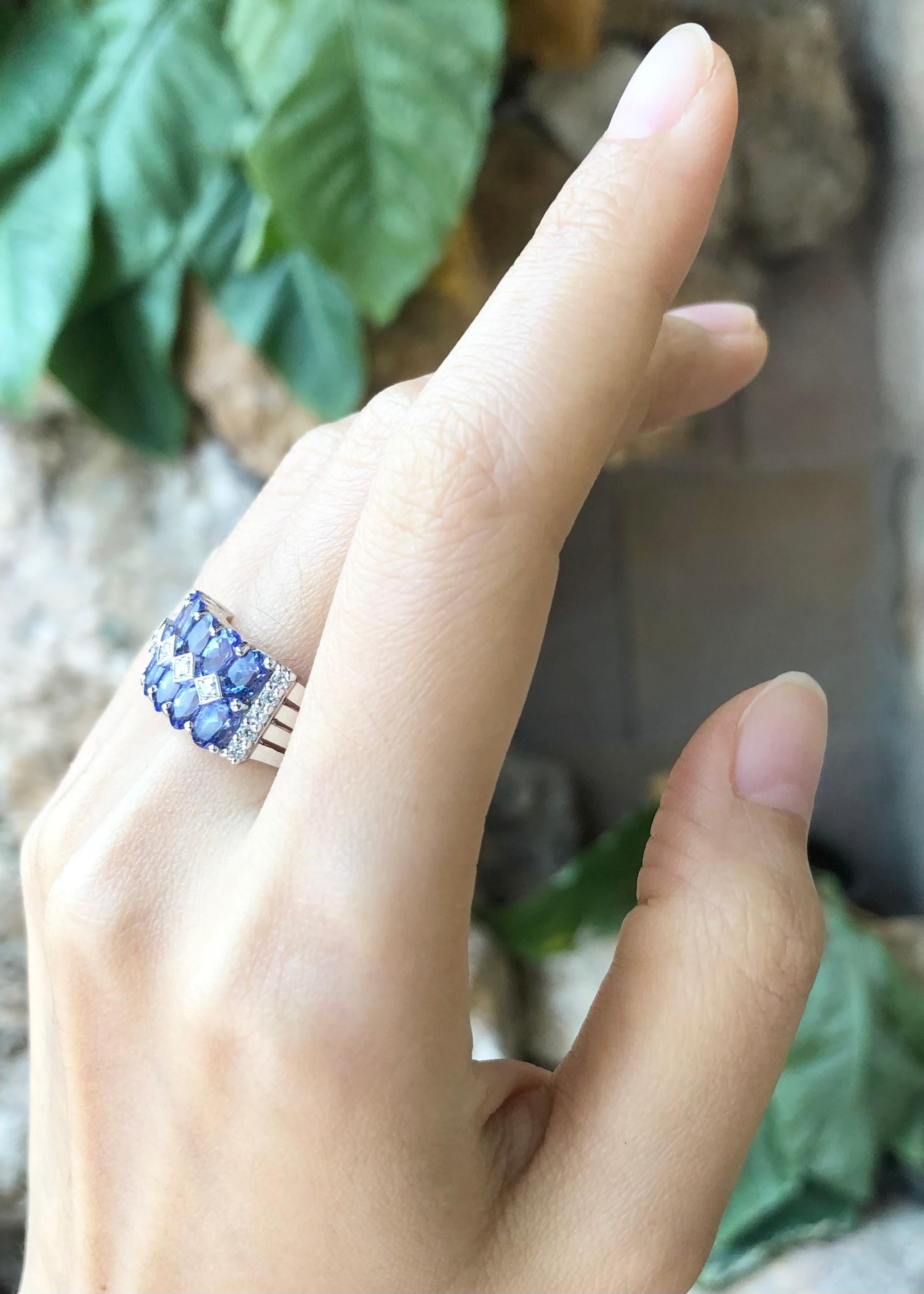 Contemporain Bague en tanzanite et zirconia cubique sertie dans des montures en argent en vente