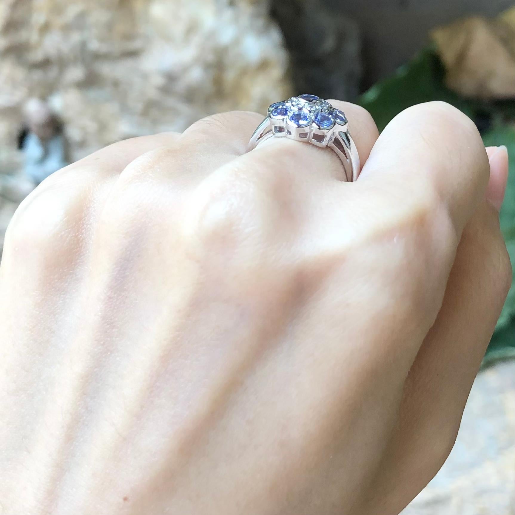 Contemporaneo Anello con tanzanite e zirconia cubica con montatura d'argento in vendita