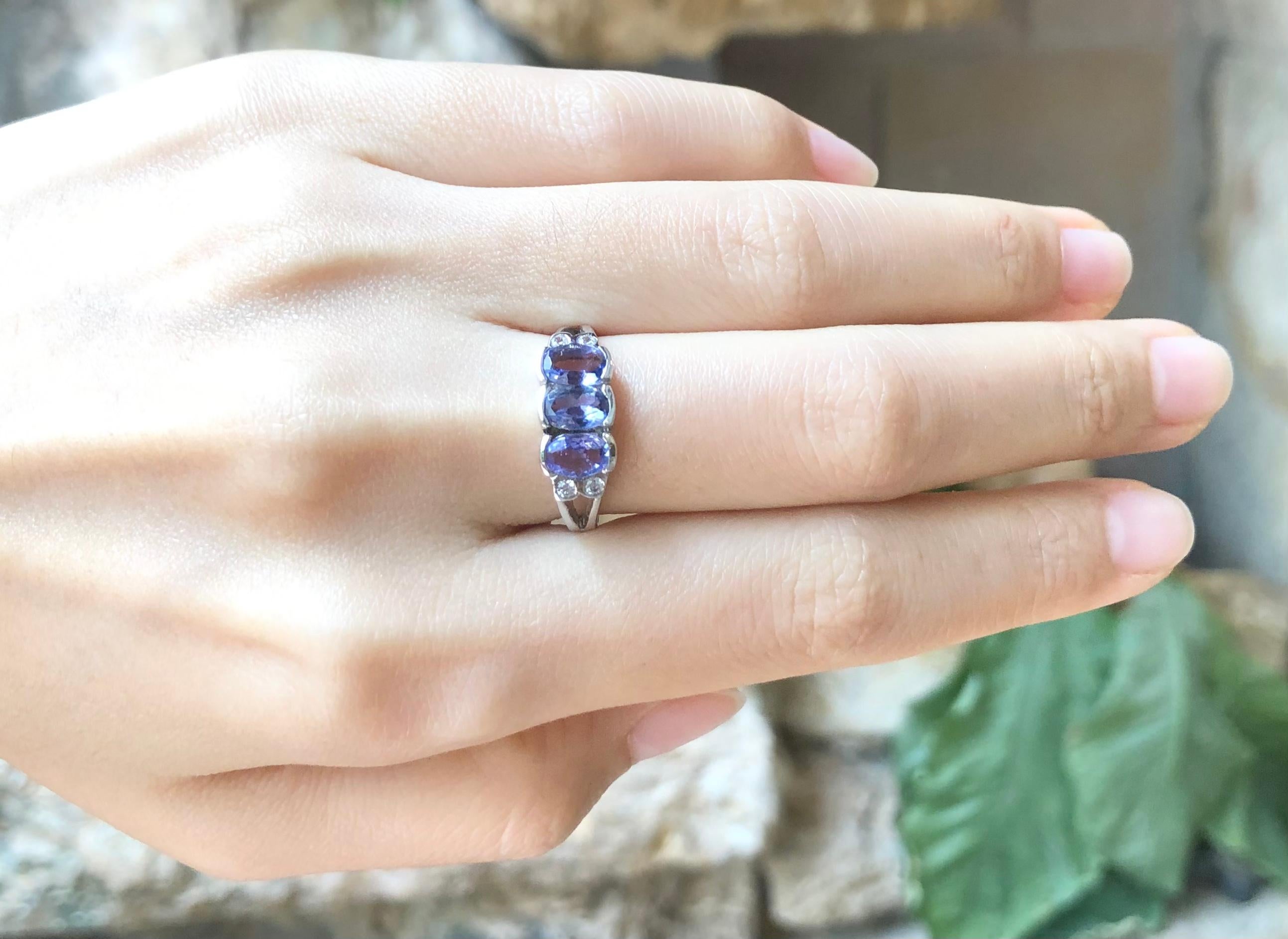 Taille ovale Bague en tanzanite et zirconia cubique sertie dans des montures en argent en vente