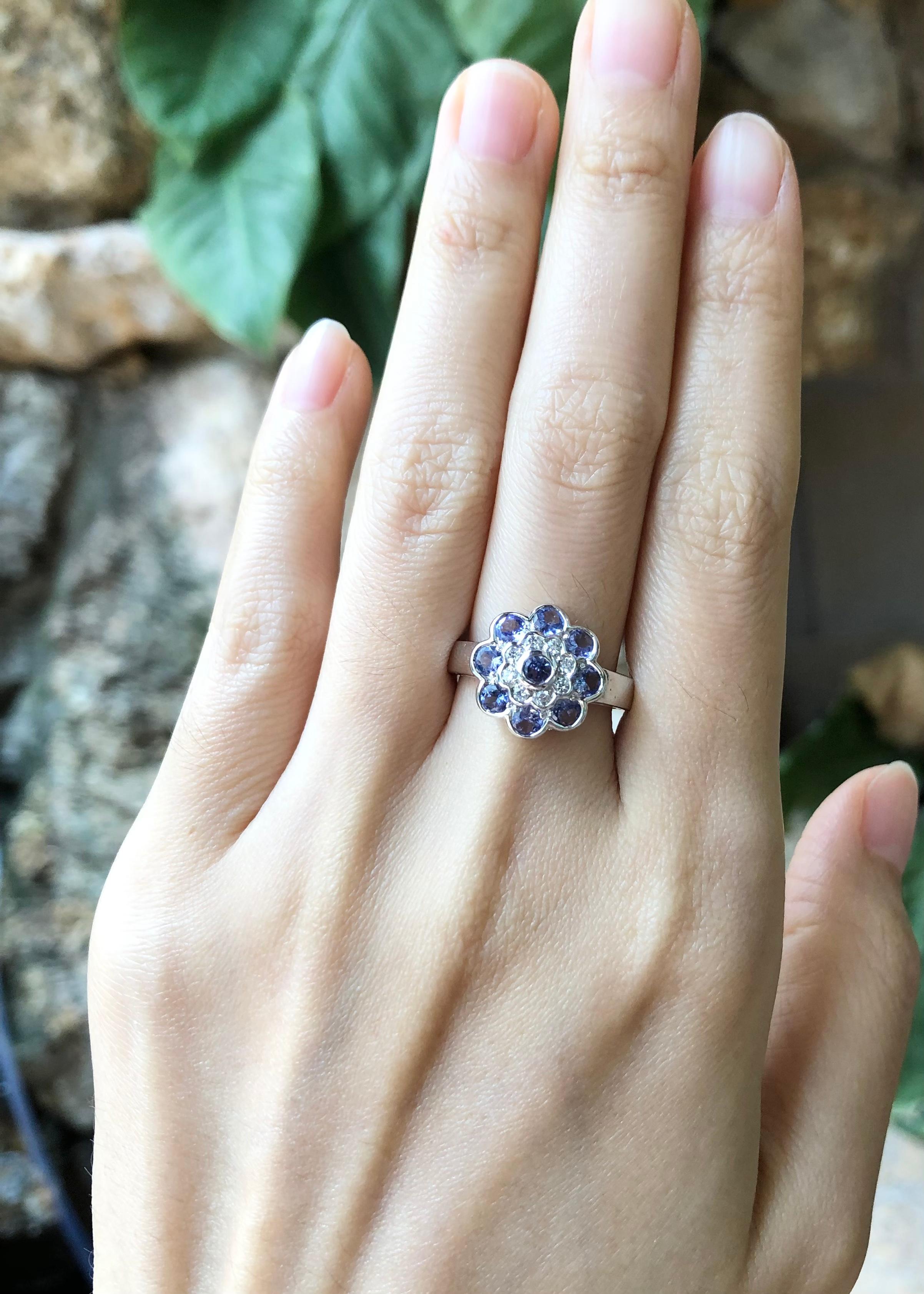 Taille ronde Bague en tanzanite et zirconia cubique sertie dans des montures en argent en vente