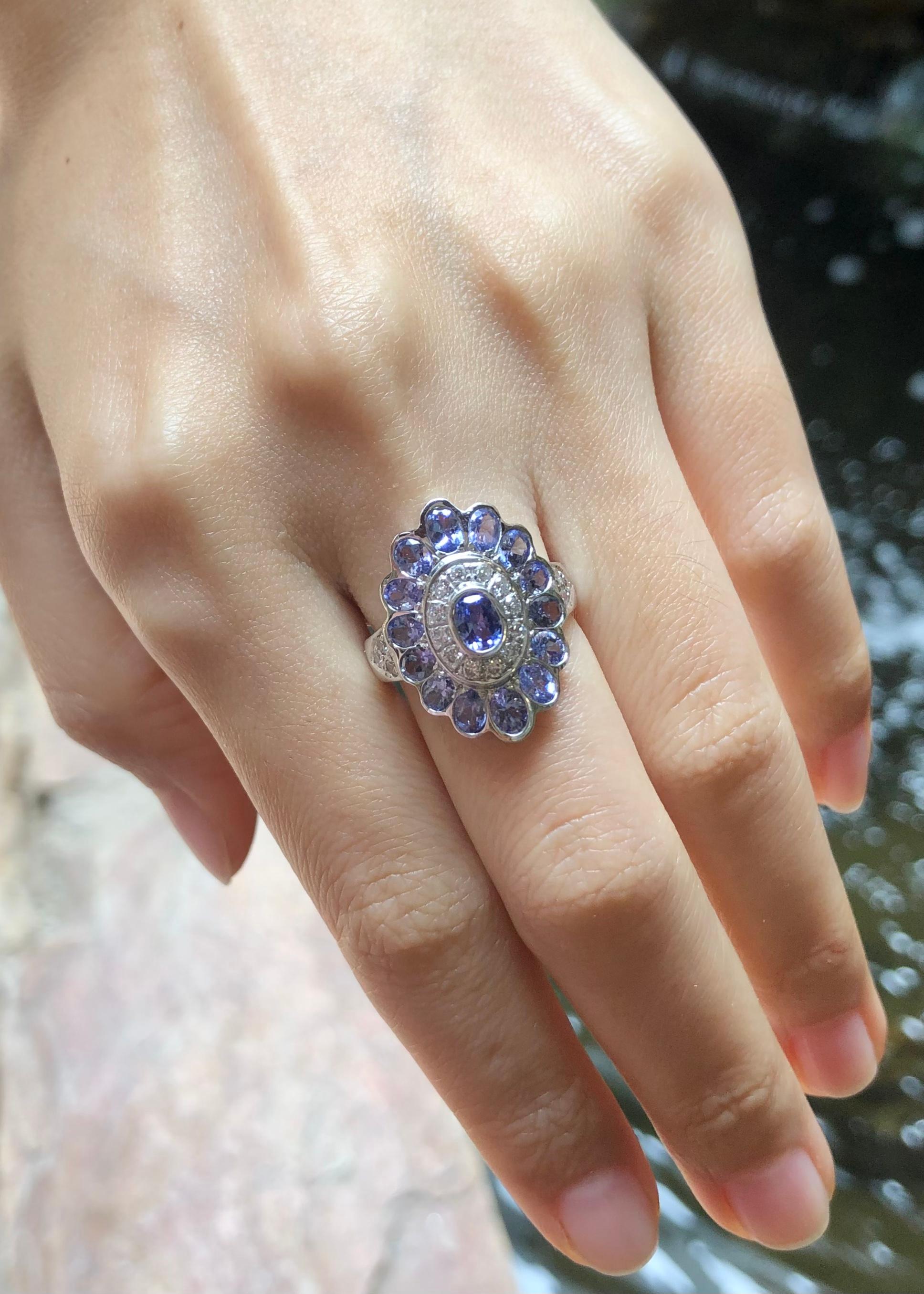 Taille ovale Bague en tanzanite et zirconia cubique sertie dans des montures en argent en vente