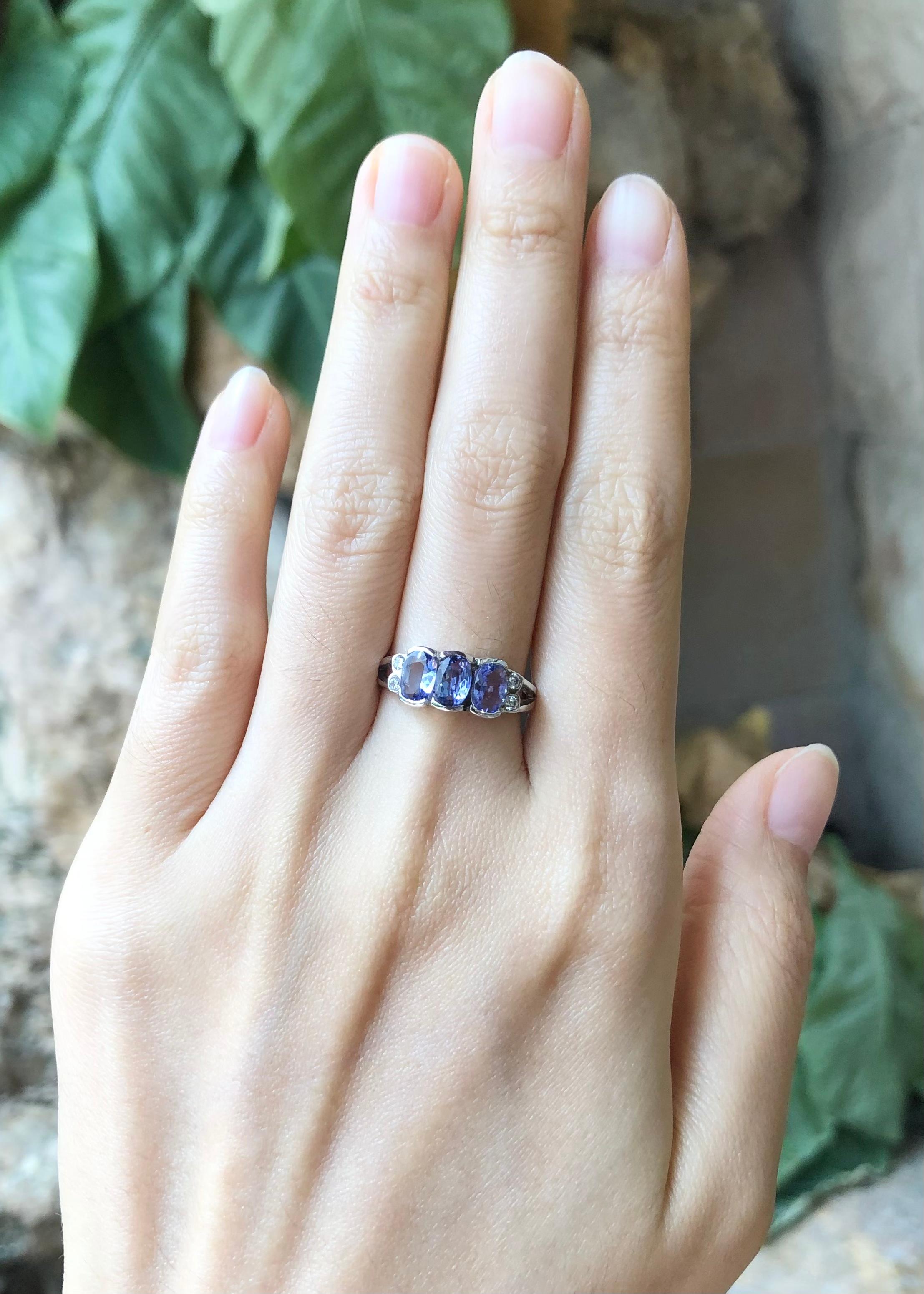 Tanzanite with Cubic Zirconia Ring set in Silver Settings In New Condition For Sale In Dusit, 10