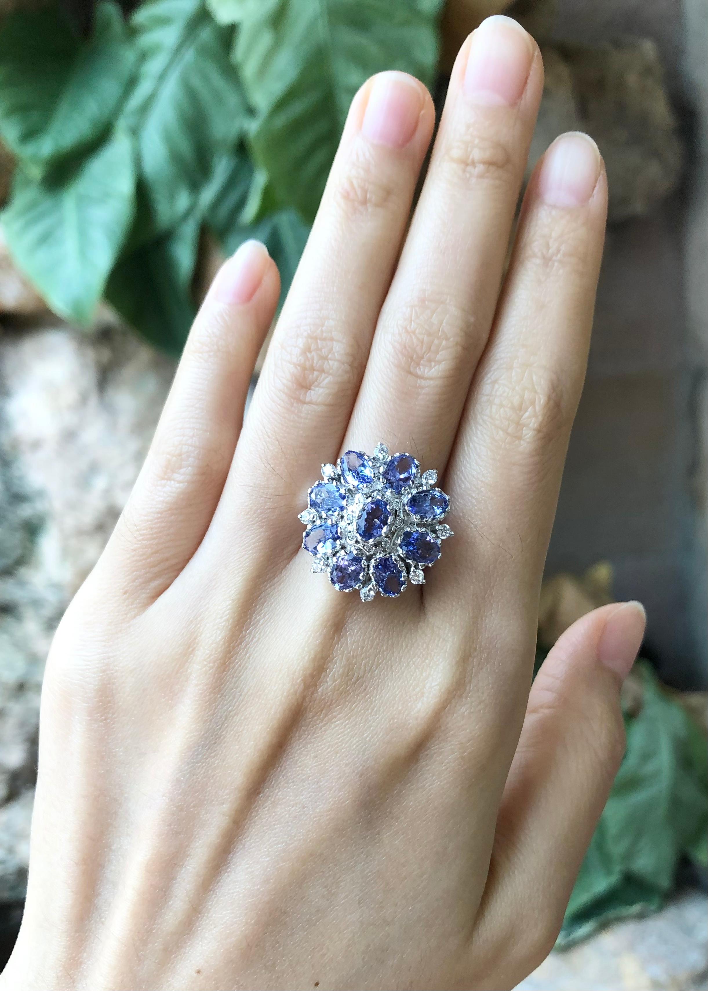 Tanzanite with Cubic Zirconia Ring set in Silver Settings In New Condition For Sale In Dusit, 10