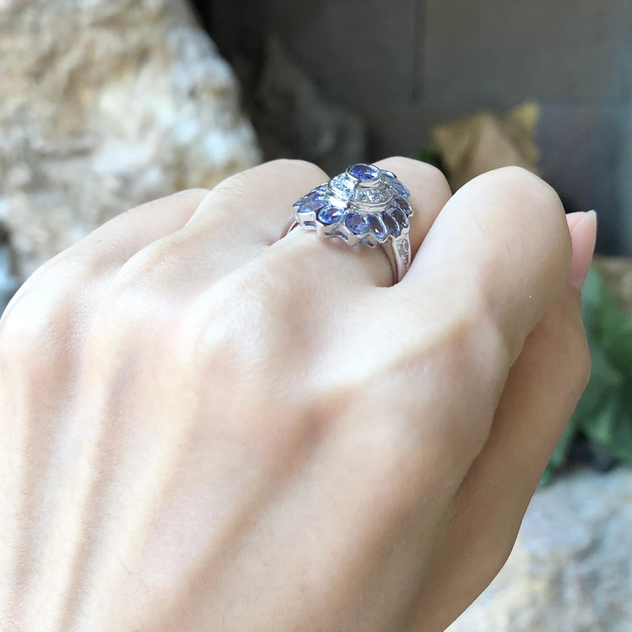 Bague en tanzanite et zirconia cubique sertie dans des montures en argent Neuf - En vente à Dusit, 10