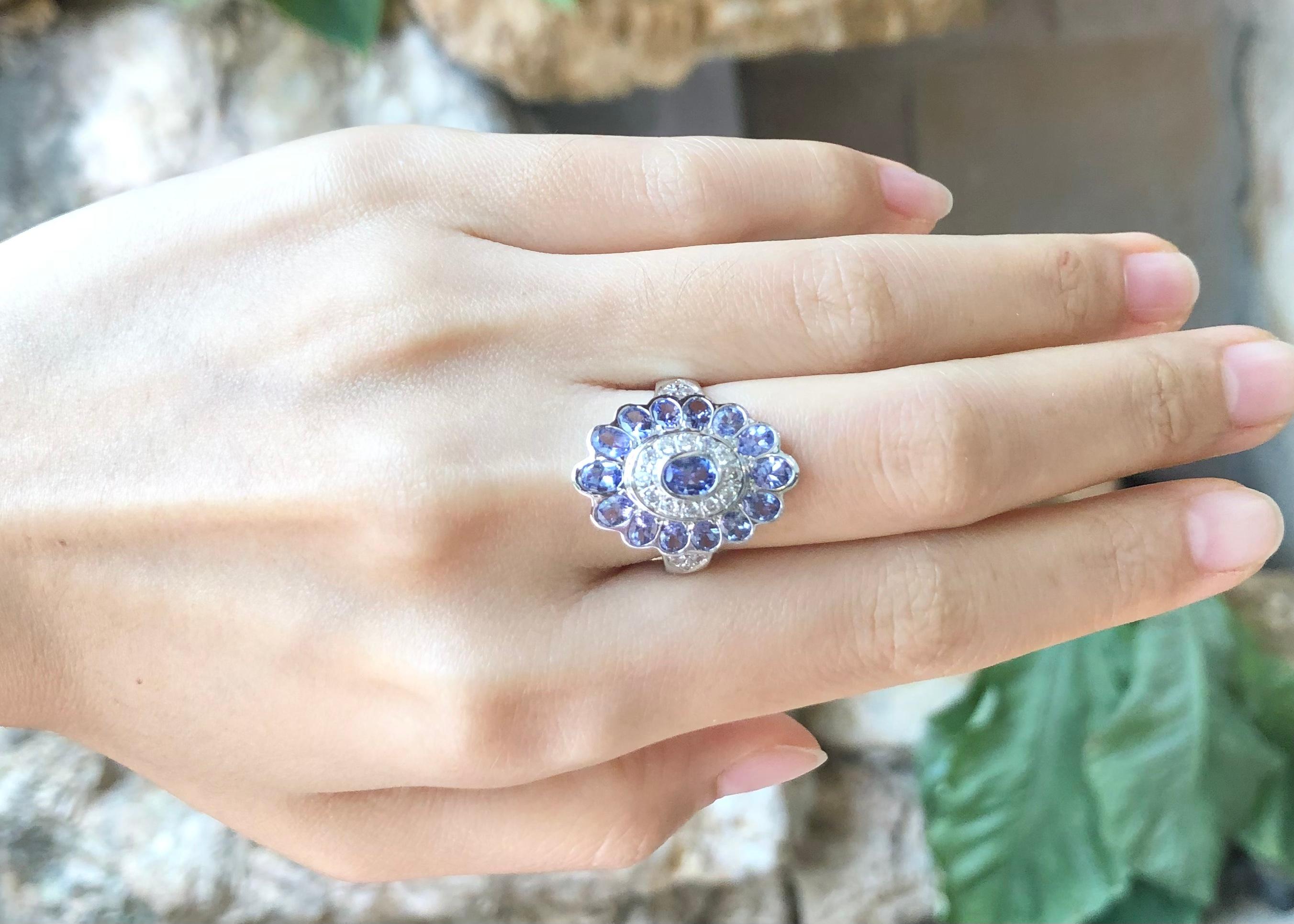 Bague en tanzanite et zirconia cubique sertie dans des montures en argent Pour femmes en vente