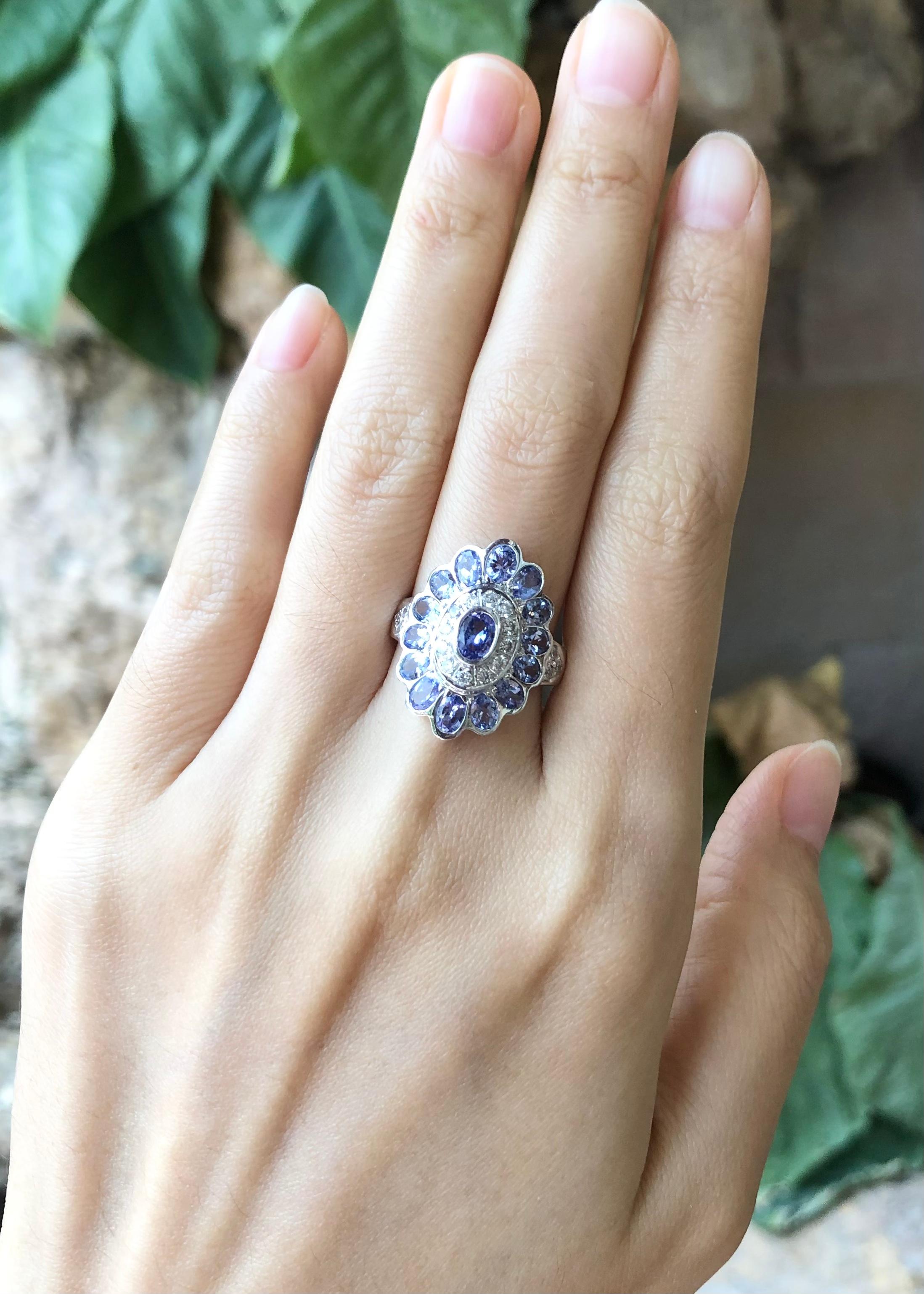 Bague en tanzanite et zirconia cubique sertie dans des montures en argent en vente 1