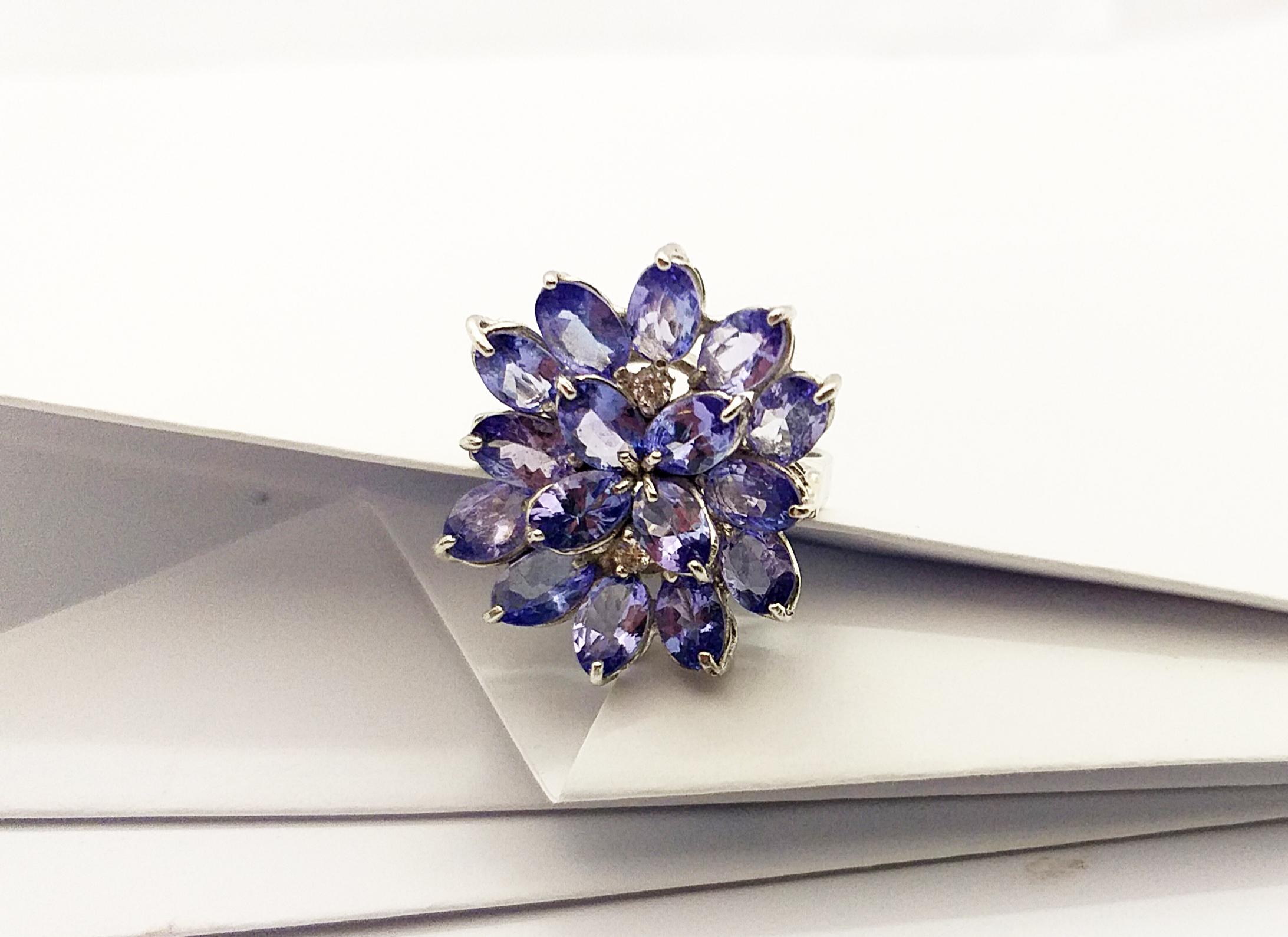 Bague en tanzanite et zirconia cubique sertie dans des montures en argent en vente 2