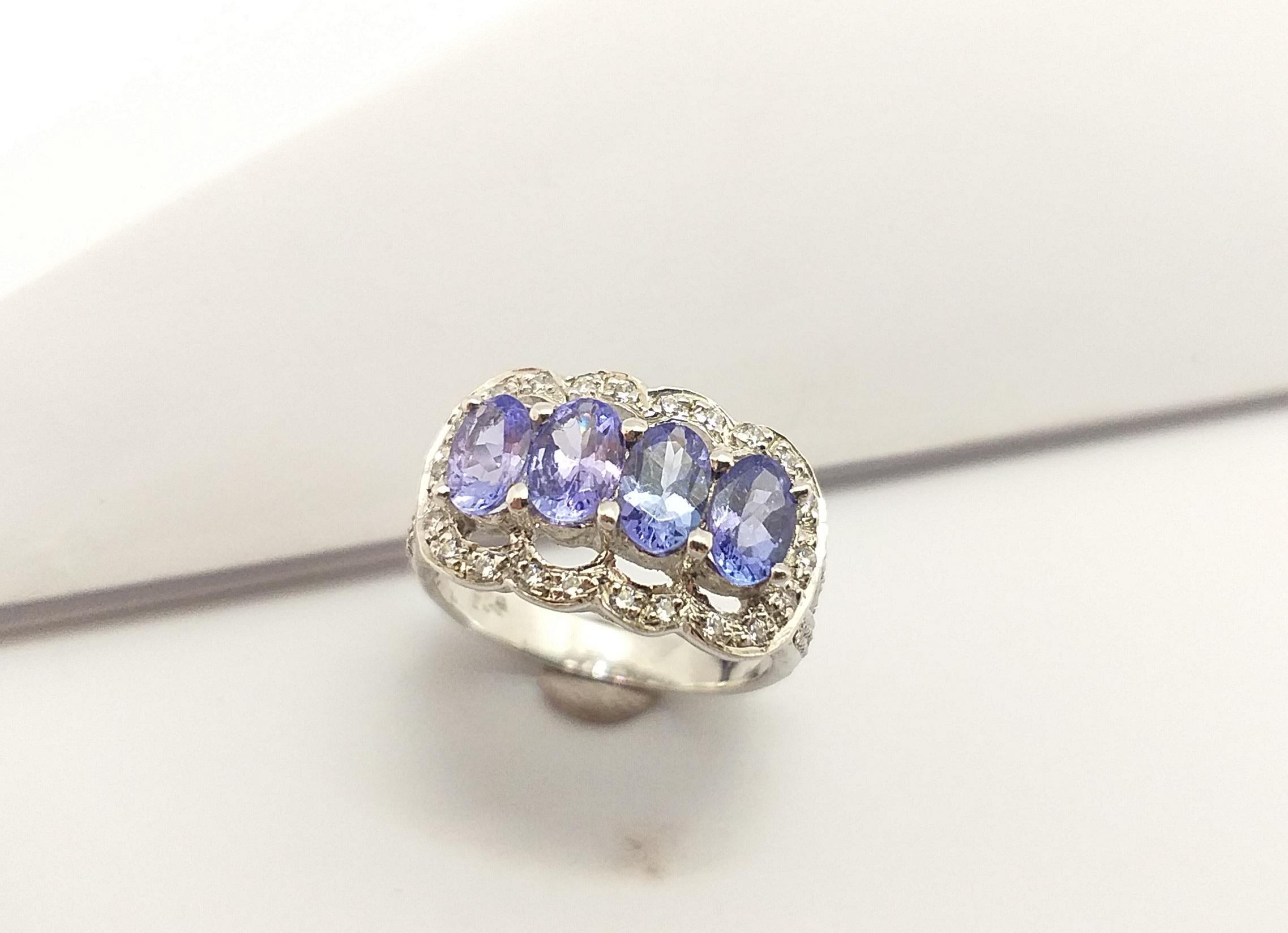 Bague en tanzanite et zirconia cubique sertie dans des montures en argent en vente 2