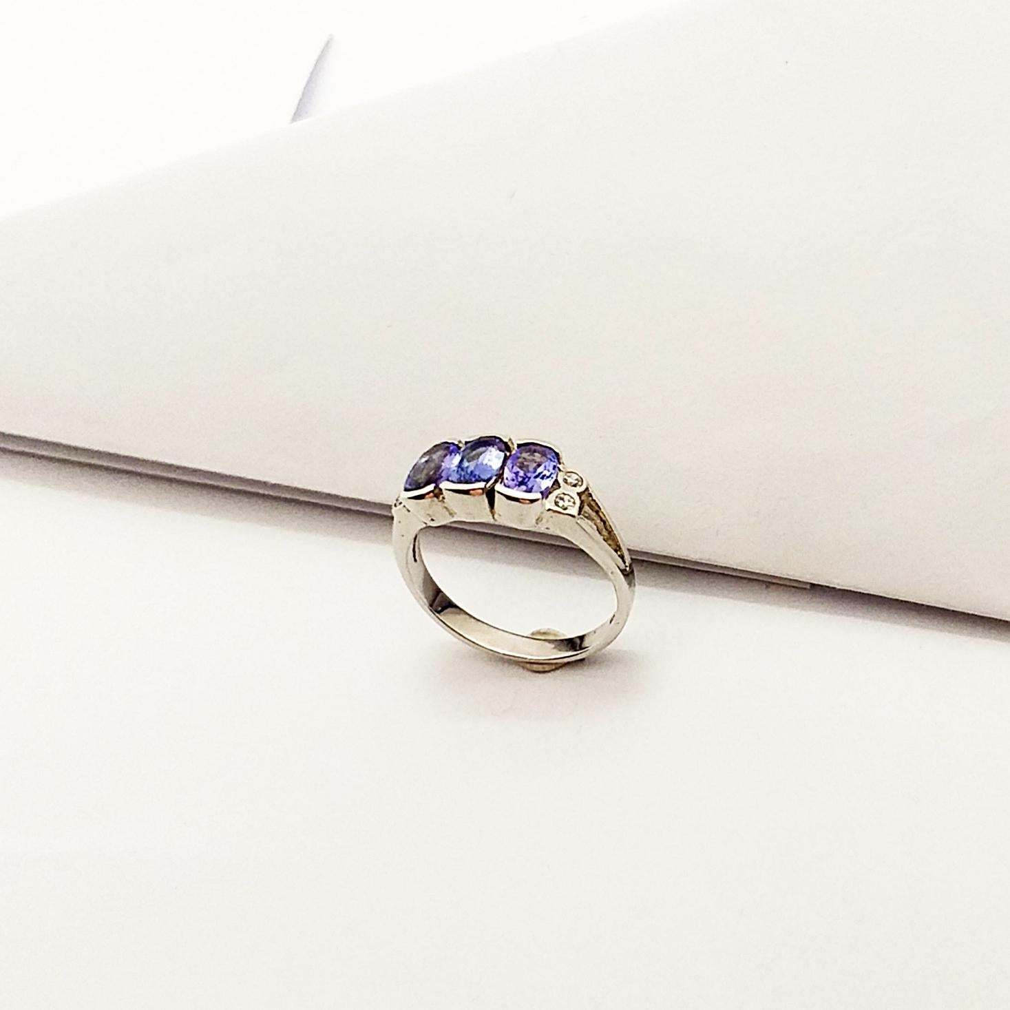 Bague en tanzanite et zirconia cubique sertie dans des montures en argent en vente 2