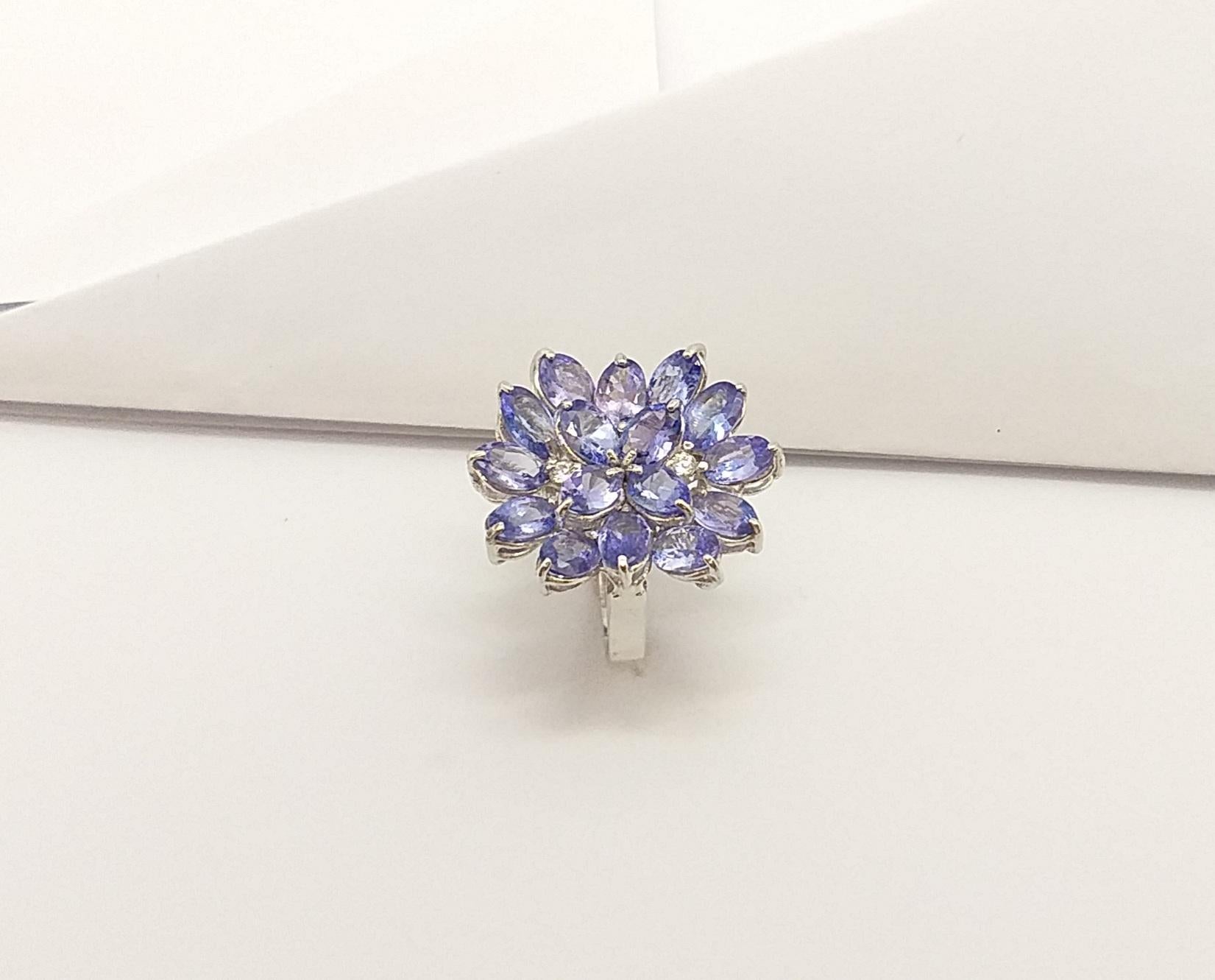 Bague en tanzanite et zirconia cubique sertie dans des montures en argent en vente 3