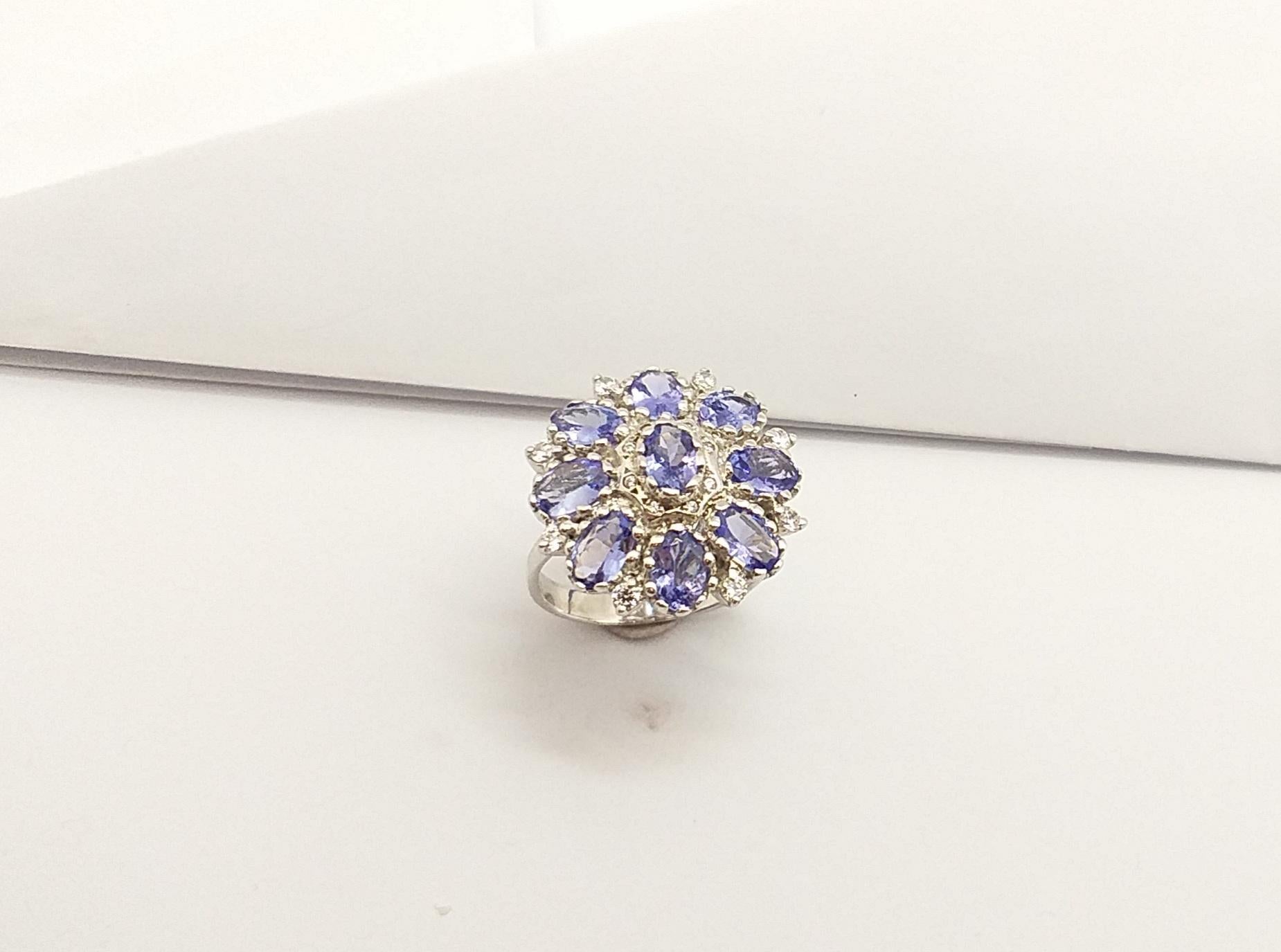 Bague en tanzanite et zirconia cubique sertie dans des montures en argent en vente 3