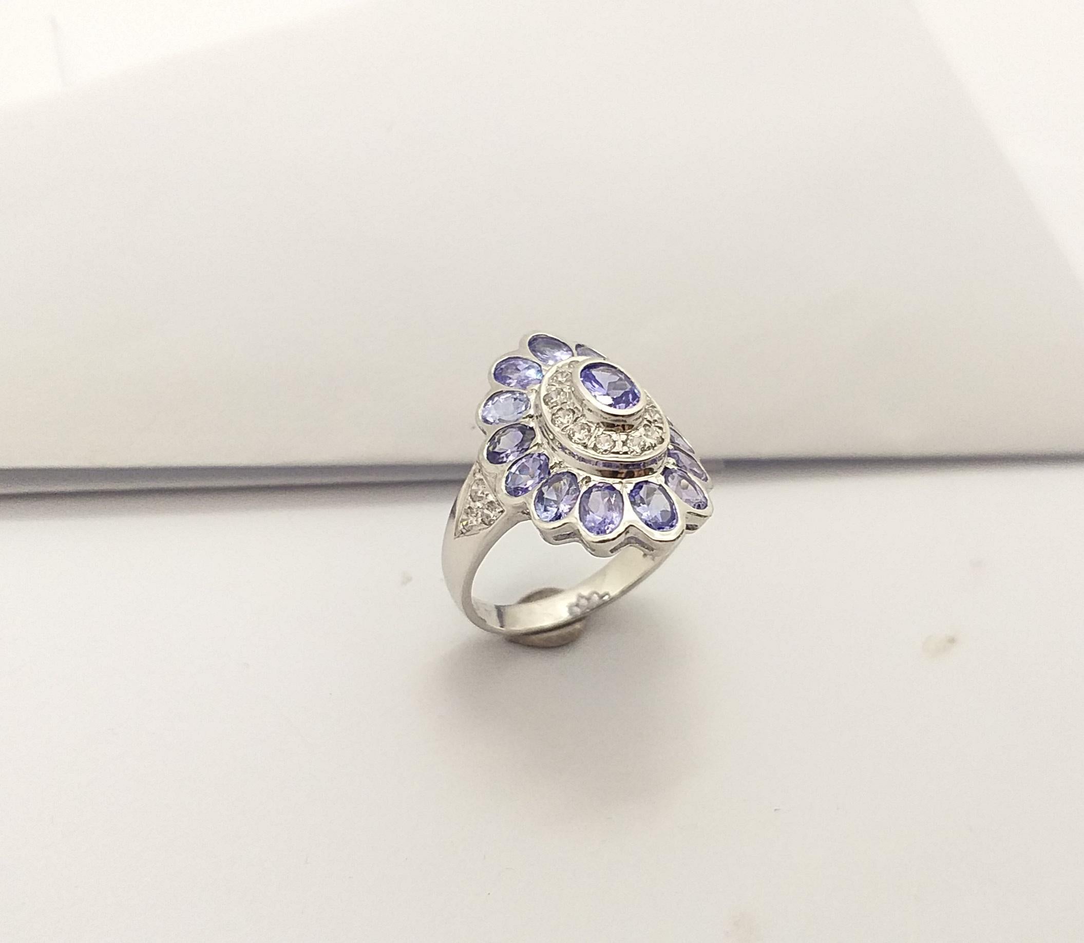 Bague en tanzanite et zirconia cubique sertie dans des montures en argent en vente 3